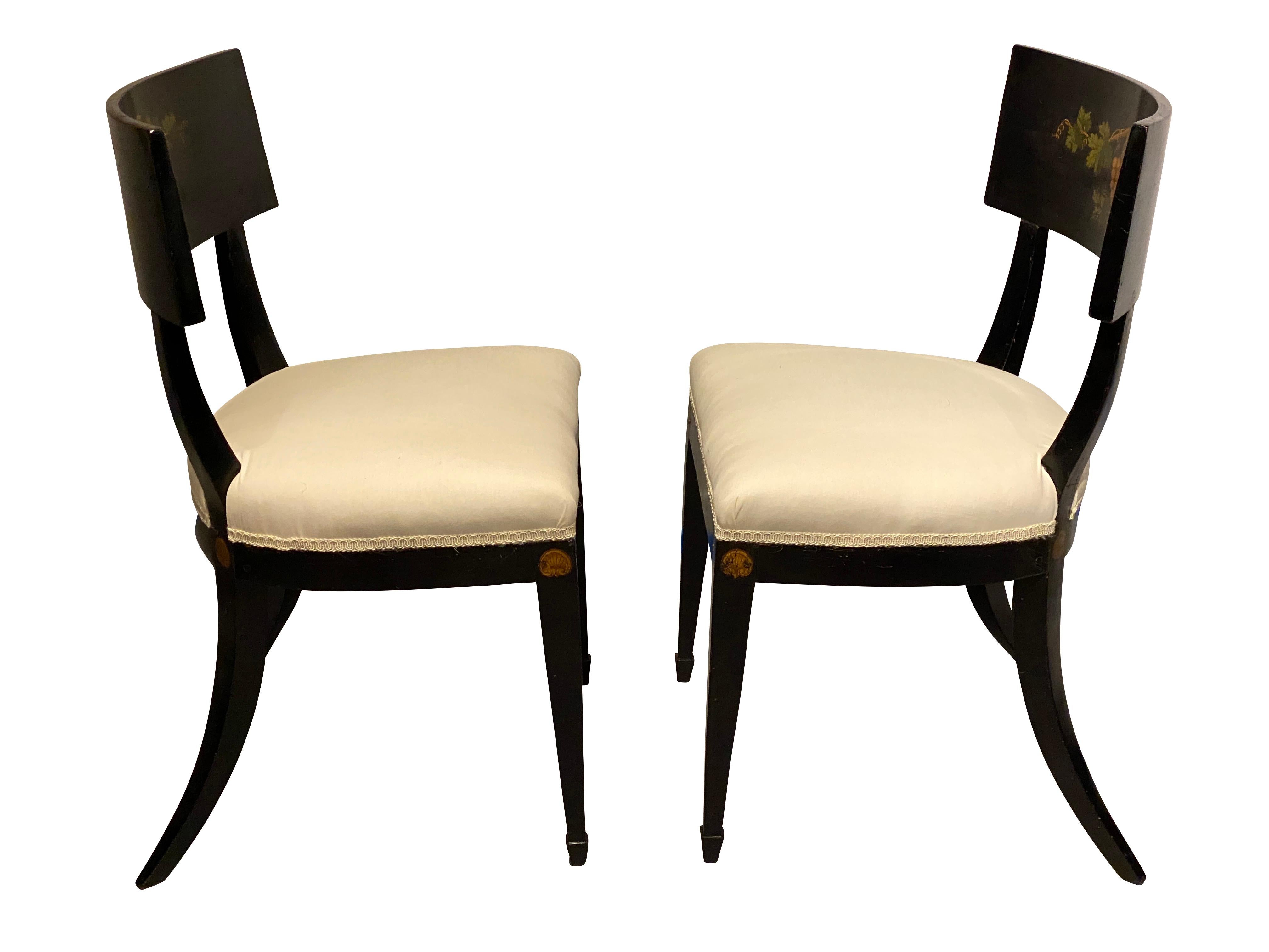 Painted Pair of Regency Ebonized Klismos Side Chairs For Sale