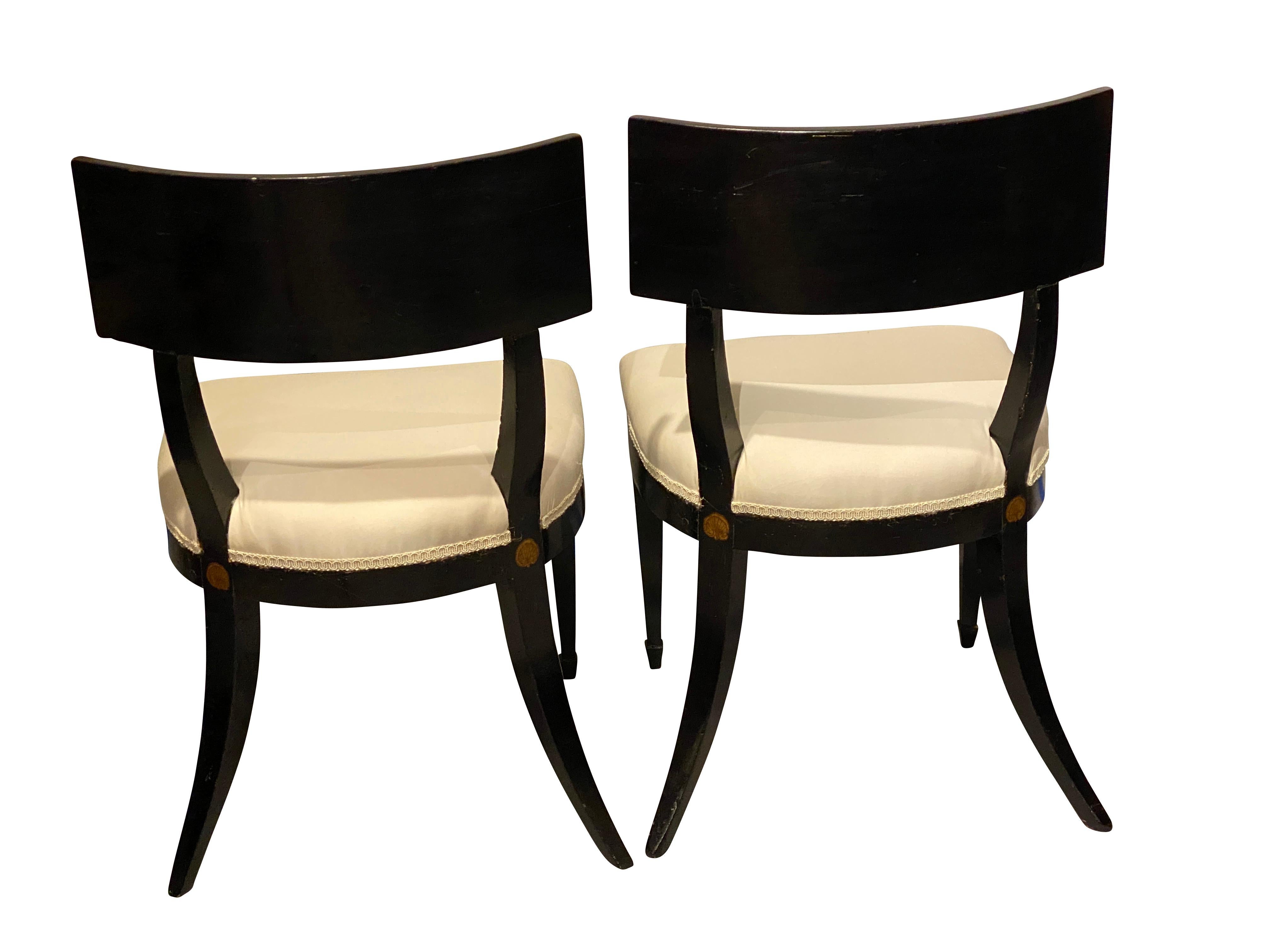 Pair of Regency Ebonized Klismos Side Chairs In Good Condition For Sale In Essex, MA