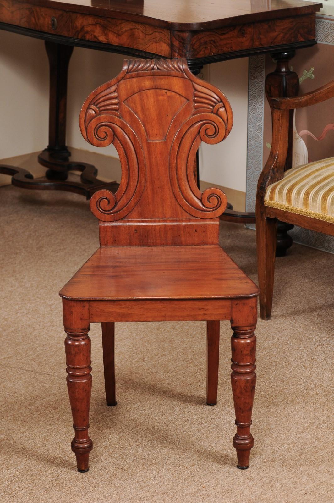 Pair of Regency English Mahogany Hall Chairs, circa 1810 In Good Condition In Atlanta, GA