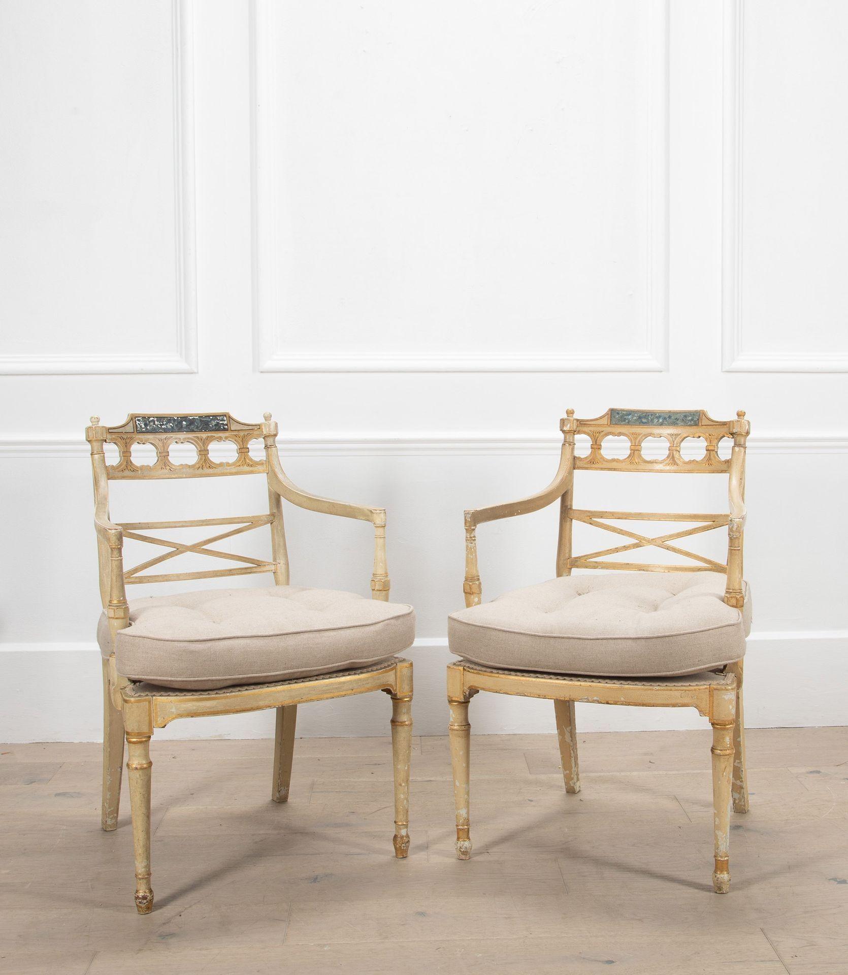 Regency Paire de fauteuils peints de style Régence anglaise en vente