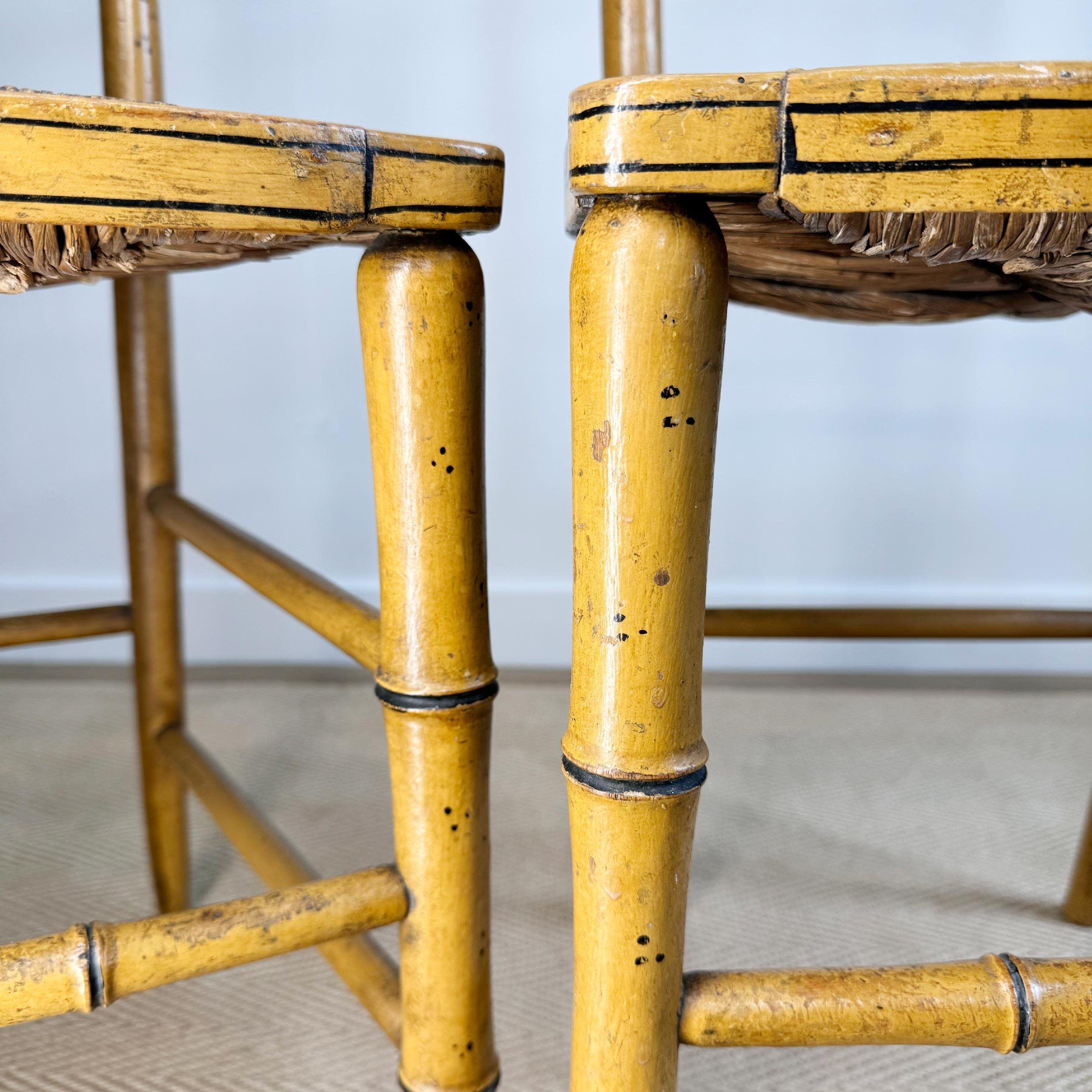 Paire de chaises Regency peintes en faux bambou en vente 3