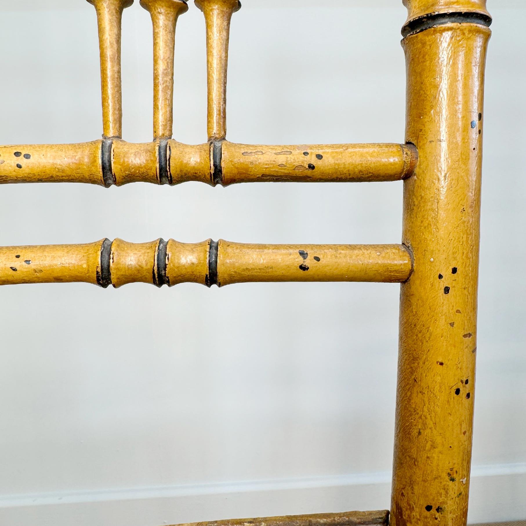 Paire de chaises Regency peintes en faux bambou en vente 5