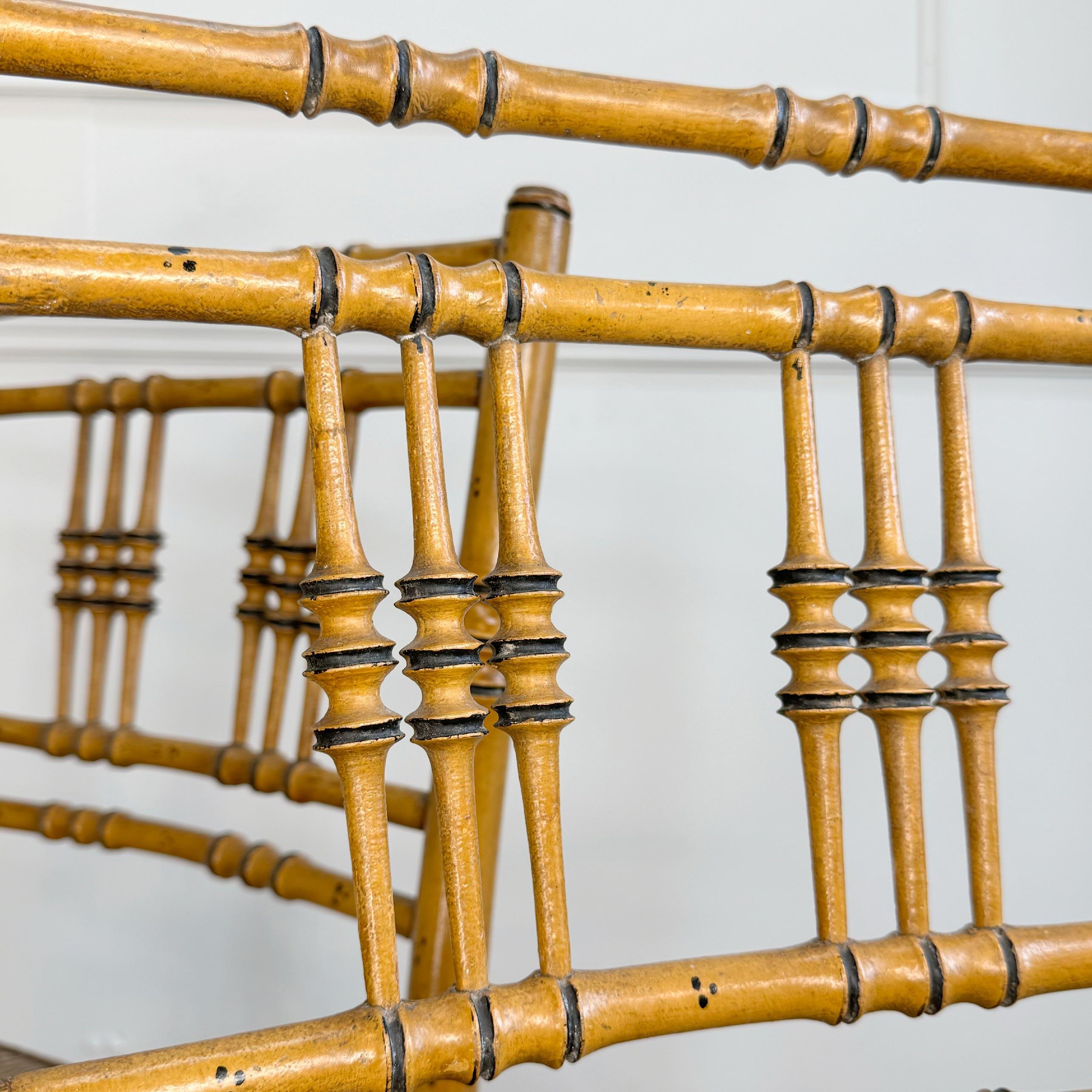 Anglais Paire de chaises Regency peintes en faux bambou en vente