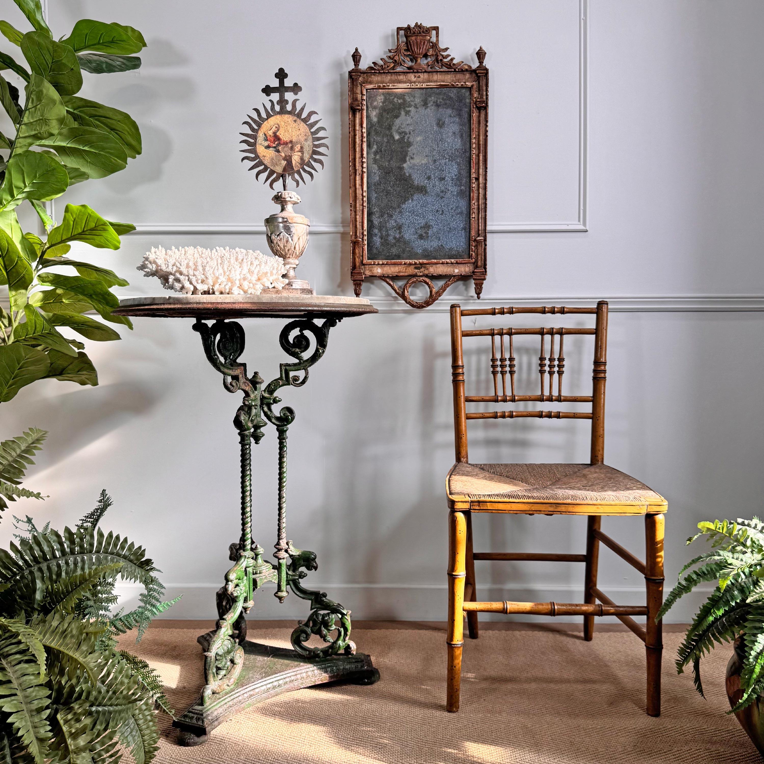 Paire de chaises Regency peintes en faux bambou Bon état - En vente à Hastings, GB