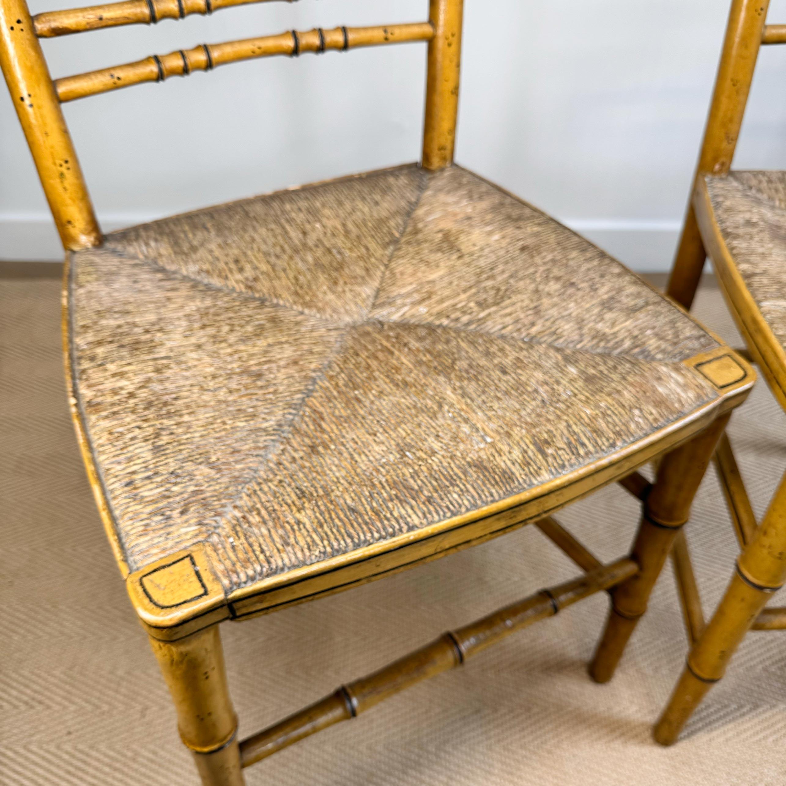 Début du XIXe siècle Paire de chaises Regency peintes en faux bambou en vente