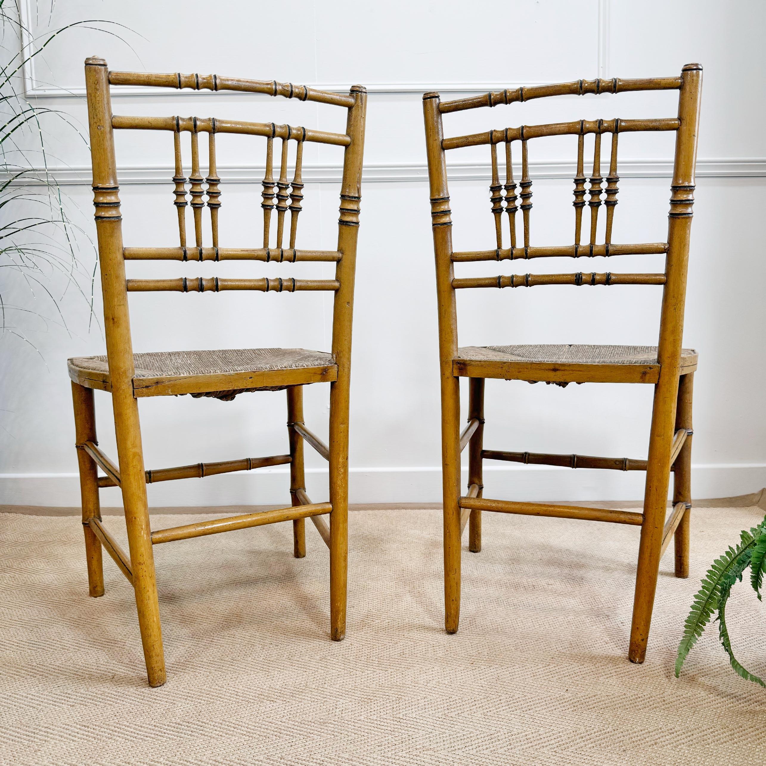 Bois Paire de chaises Regency peintes en faux bambou en vente