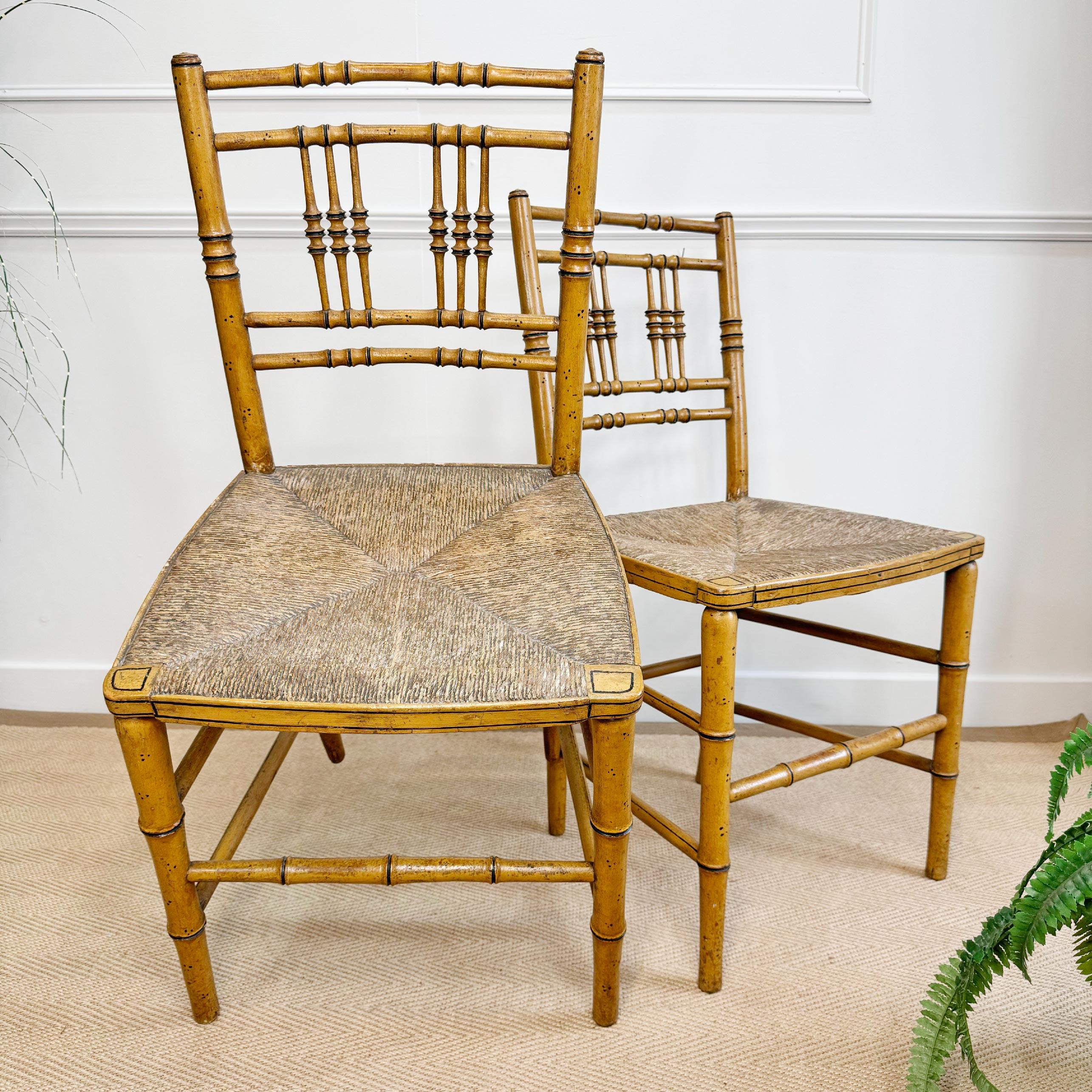 Paire de chaises Regency peintes en faux bambou en vente 2