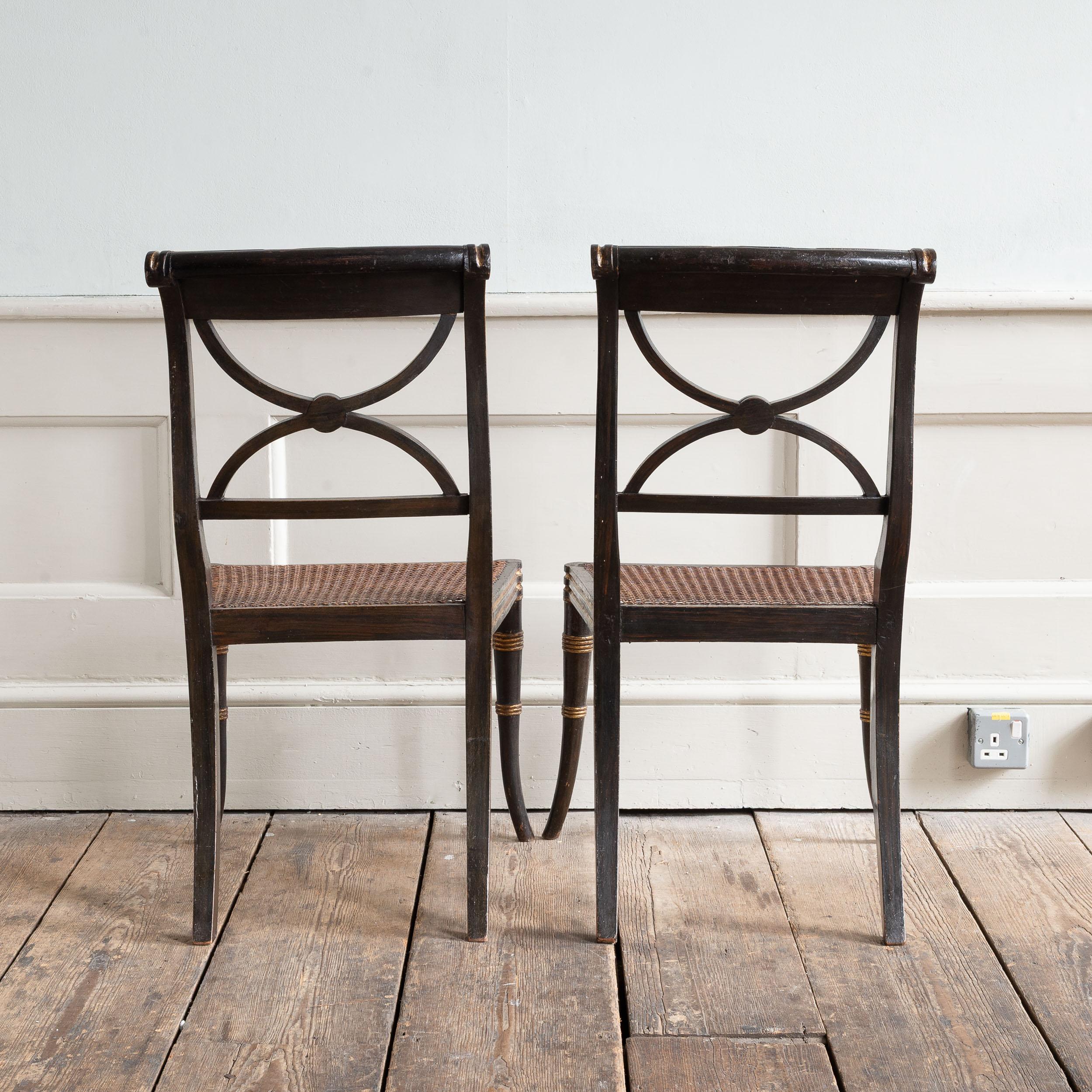 Britannique Paire de chaises d'appoint Regency en faux bois de rose en vente