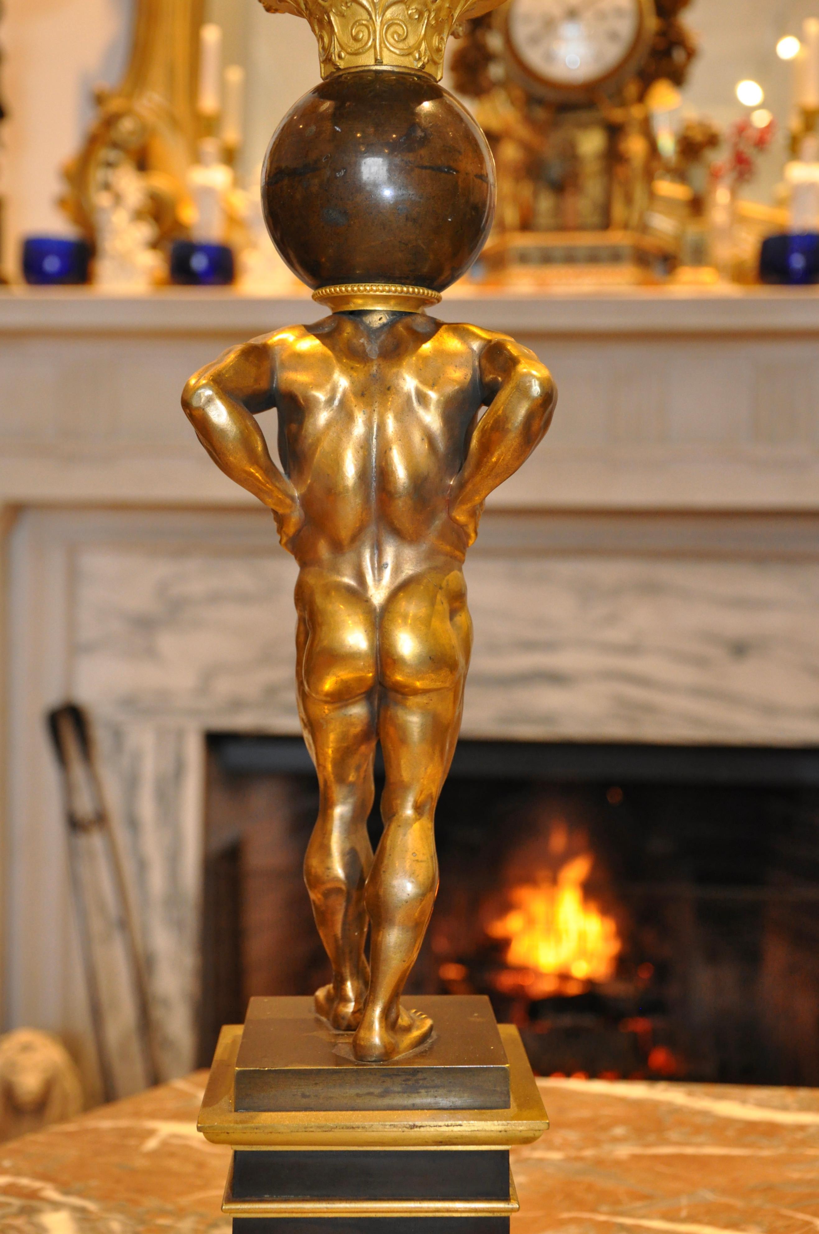 Paar vergoldete und patinierte Atlas-Figurenkandelaber aus Bronze im Regency-Stil im Angebot 3