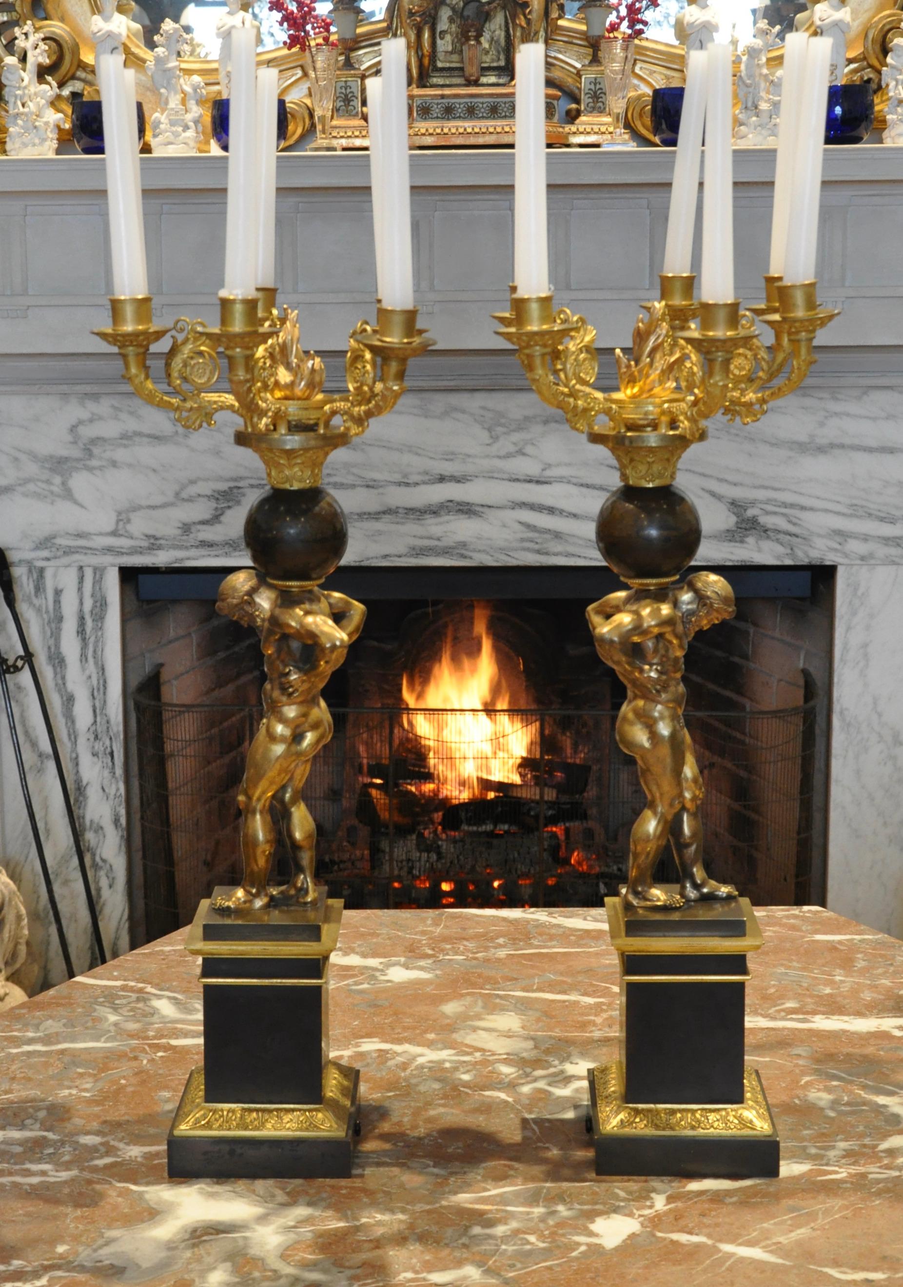 Néoclassique Paire de candélabres figuratifs Atlas en bronze doré et patiné de style Regency en vente