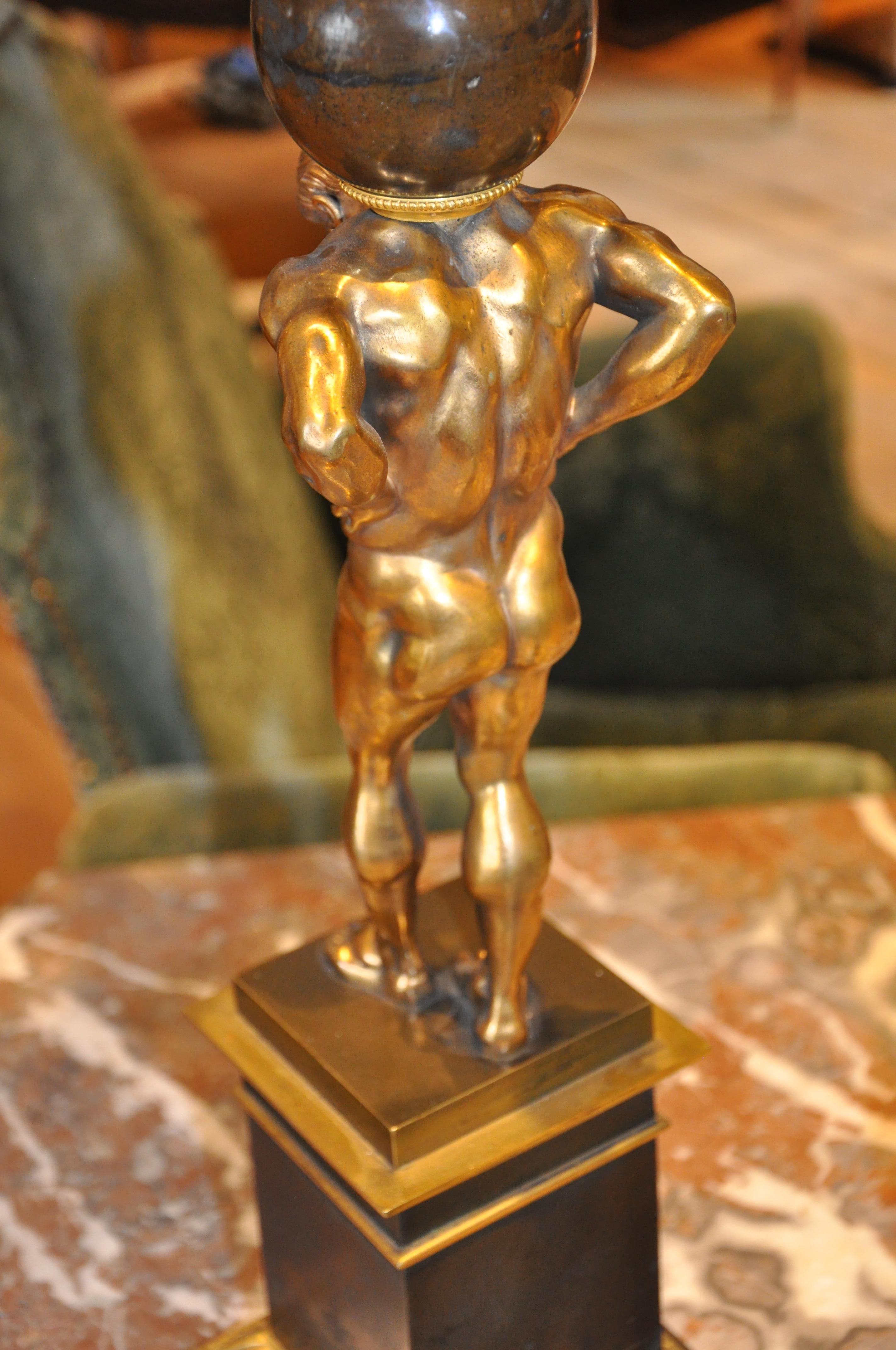 Anglais Paire de candélabres figuratifs Atlas en bronze doré et patiné de style Regency en vente