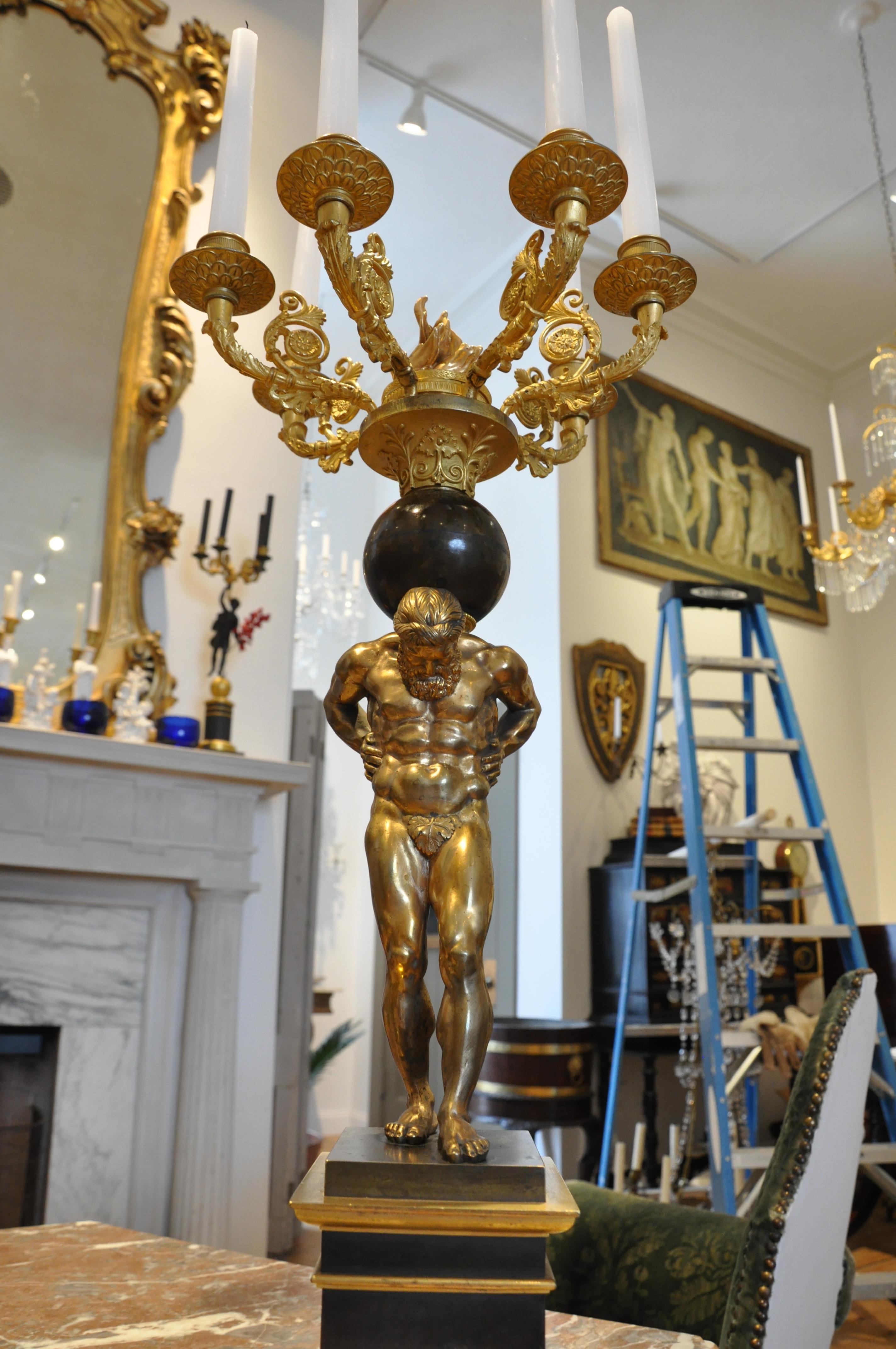 Paire de candélabres figuratifs Atlas en bronze doré et patiné de style Regency Bon état - En vente à Essex, MA