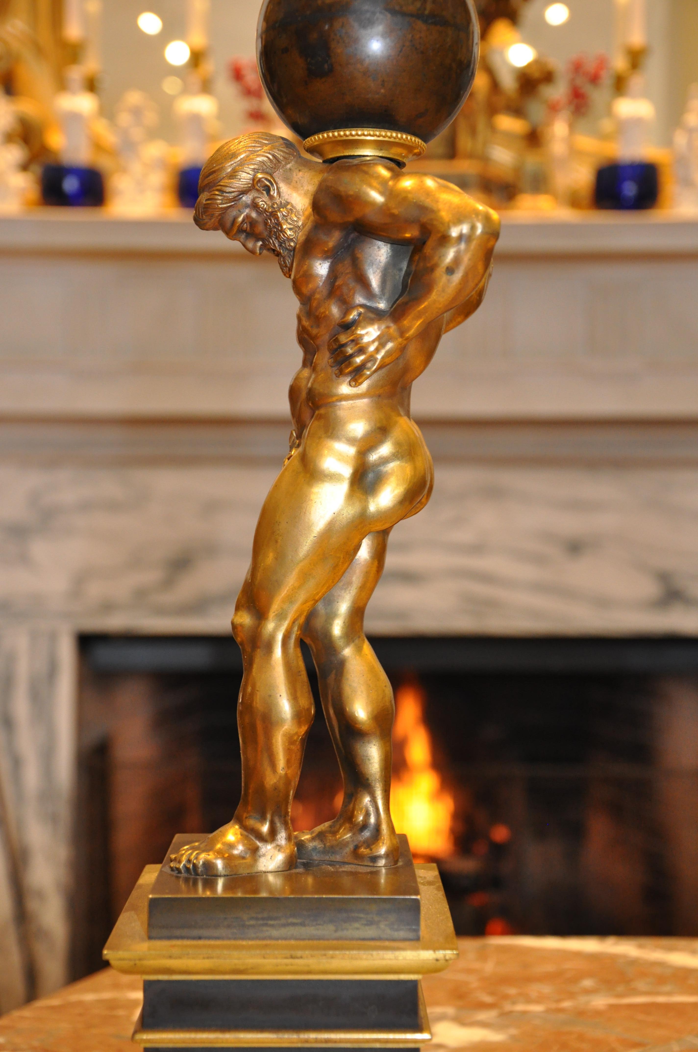 XIXe siècle Paire de candélabres figuratifs Atlas en bronze doré et patiné de style Regency en vente