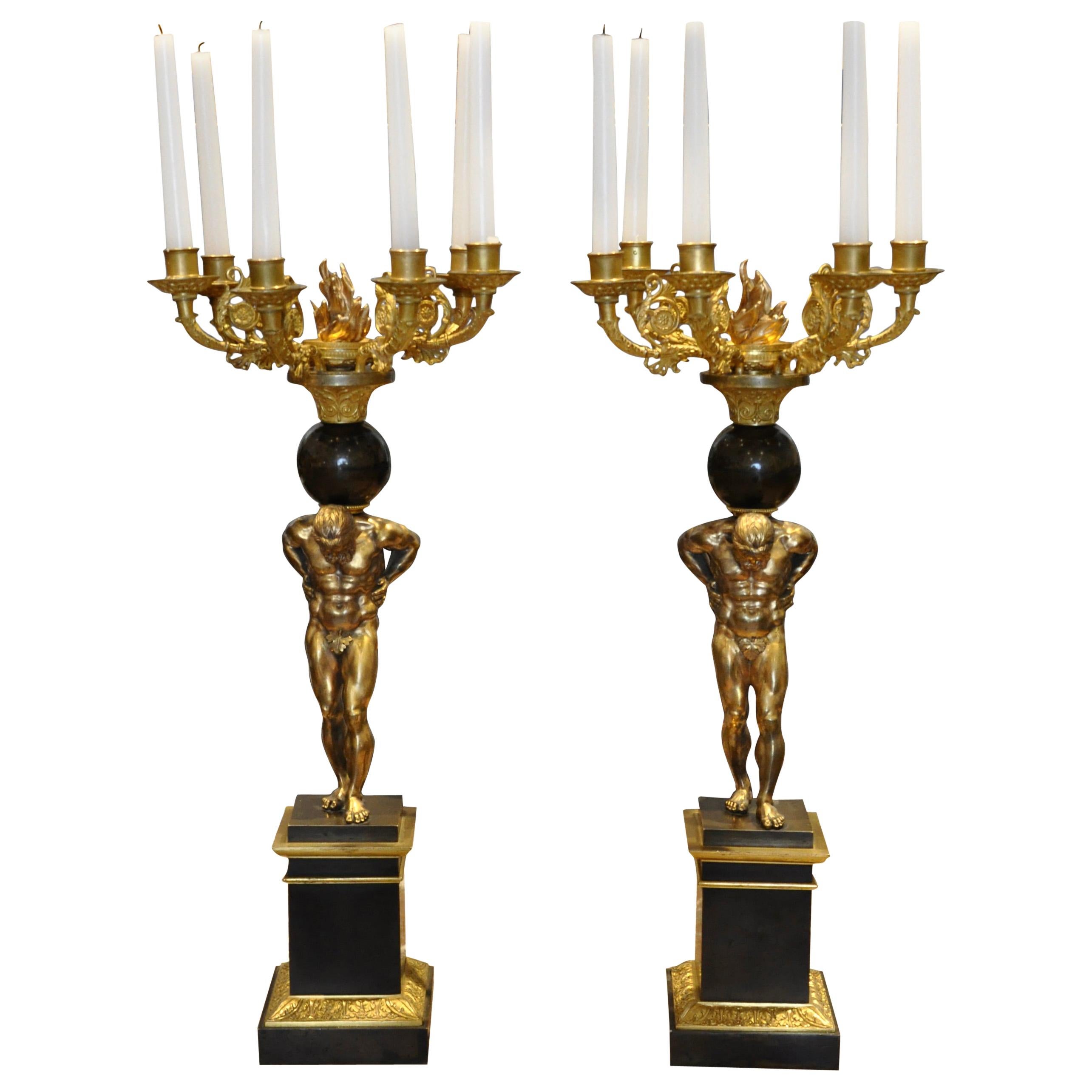 Paire de candélabres figuratifs Atlas en bronze doré et patiné de style Regency
