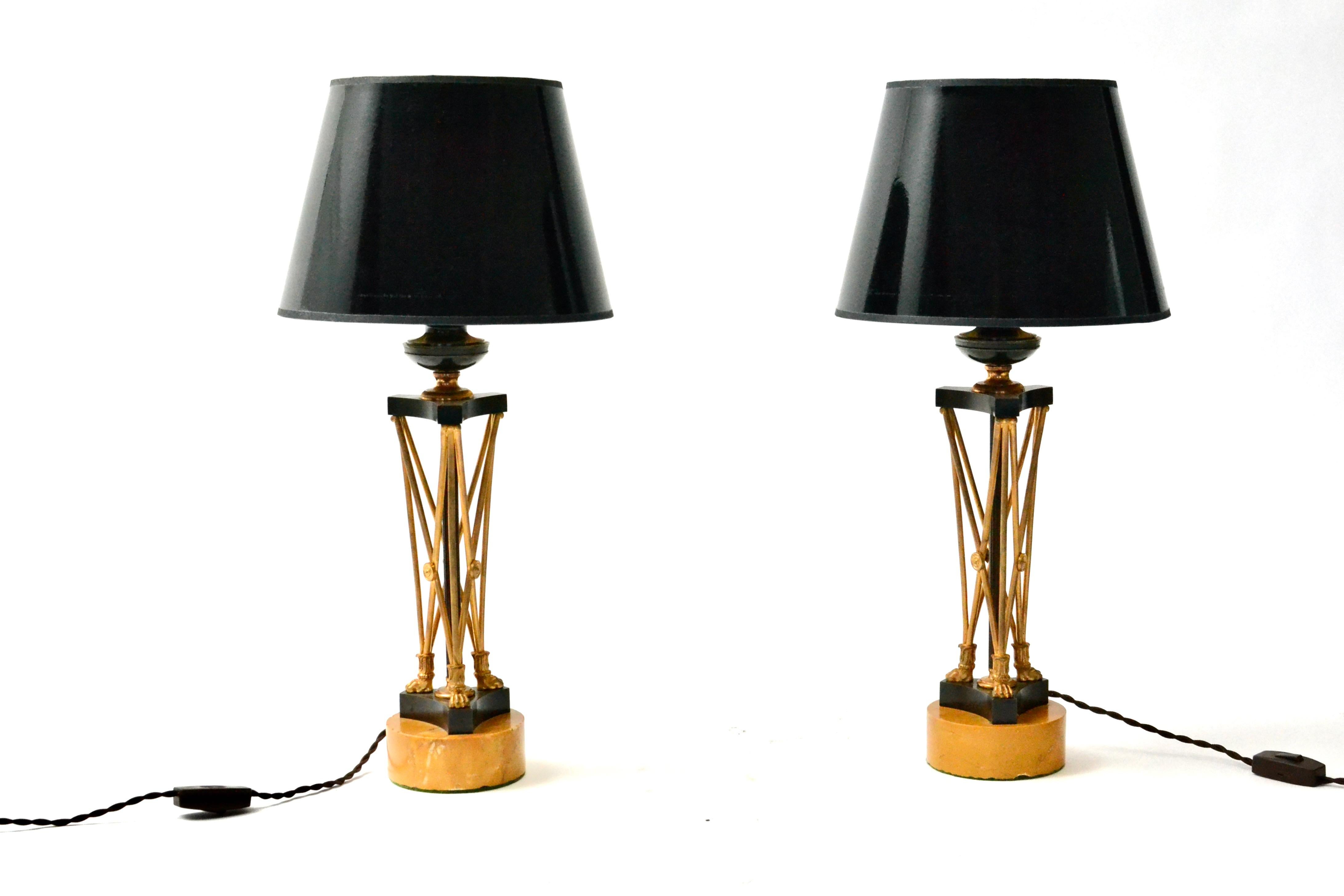 Patiné Paire de chandeliers Regency en bronze doré et patiné, montés comme lampes. en vente