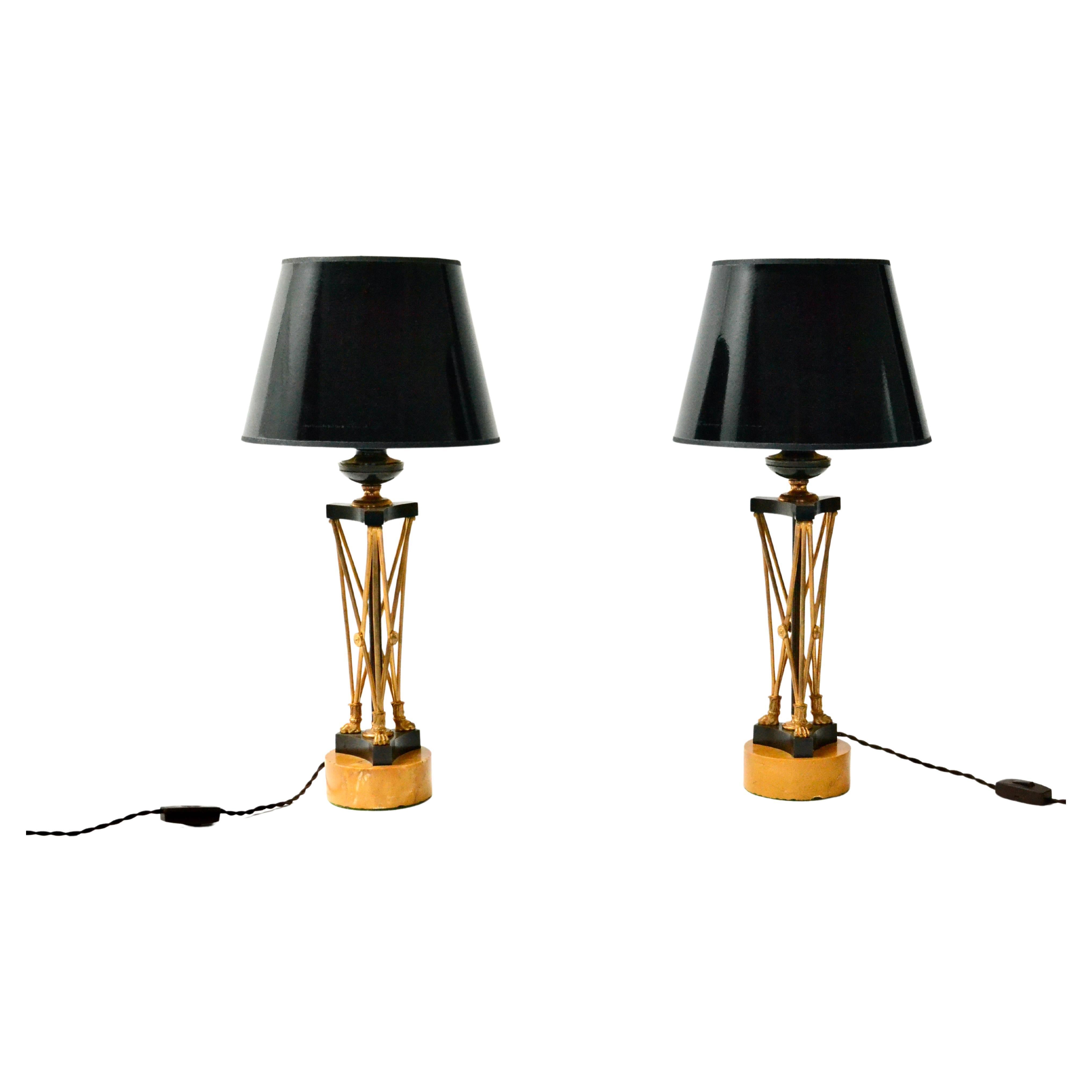 Paire de chandeliers Regency en bronze doré et patiné, montés comme lampes. en vente