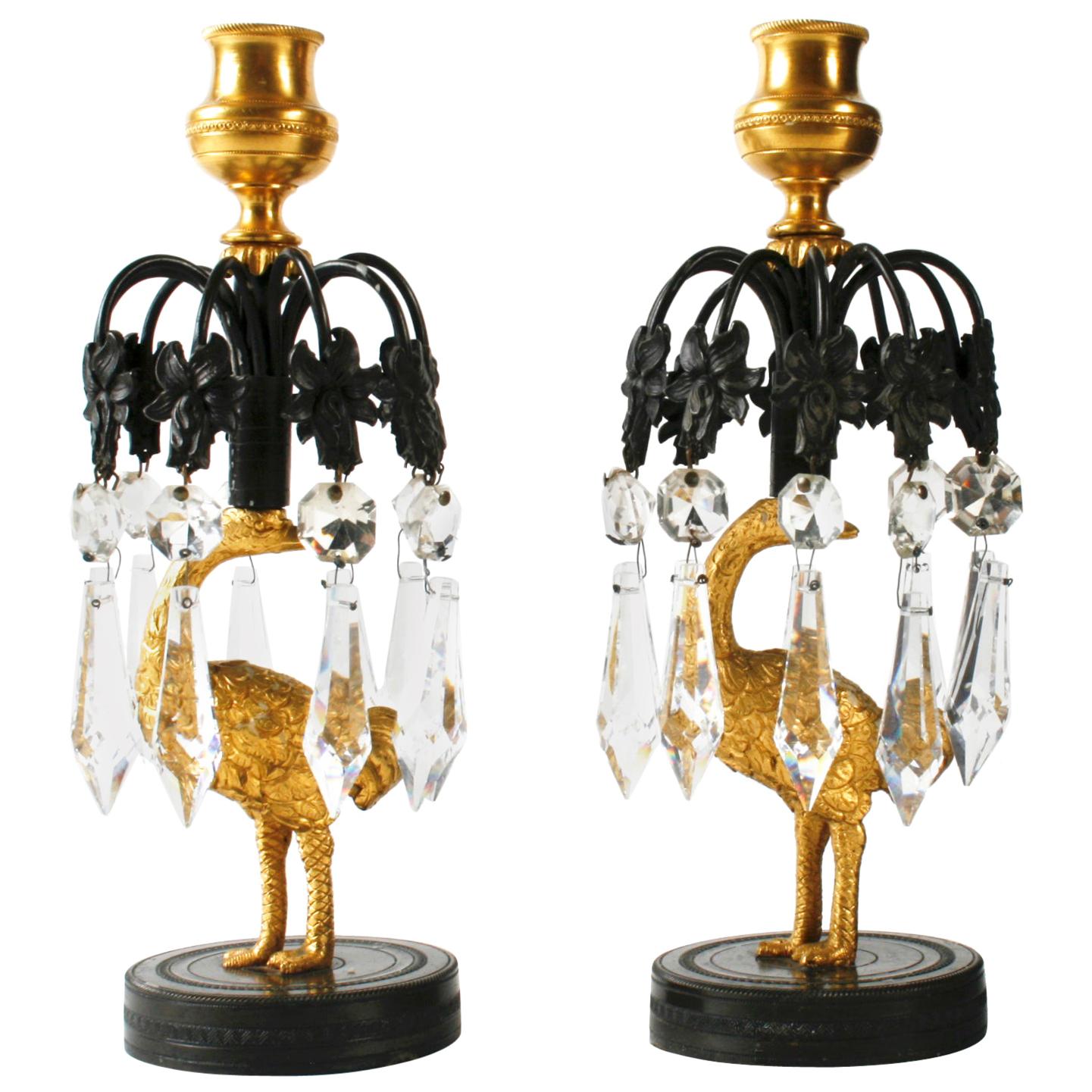 Paar Regency-Kerzenleuchter aus vergoldeter und patinierter Bronze mit Straußenmotiv, um 1815 im Angebot