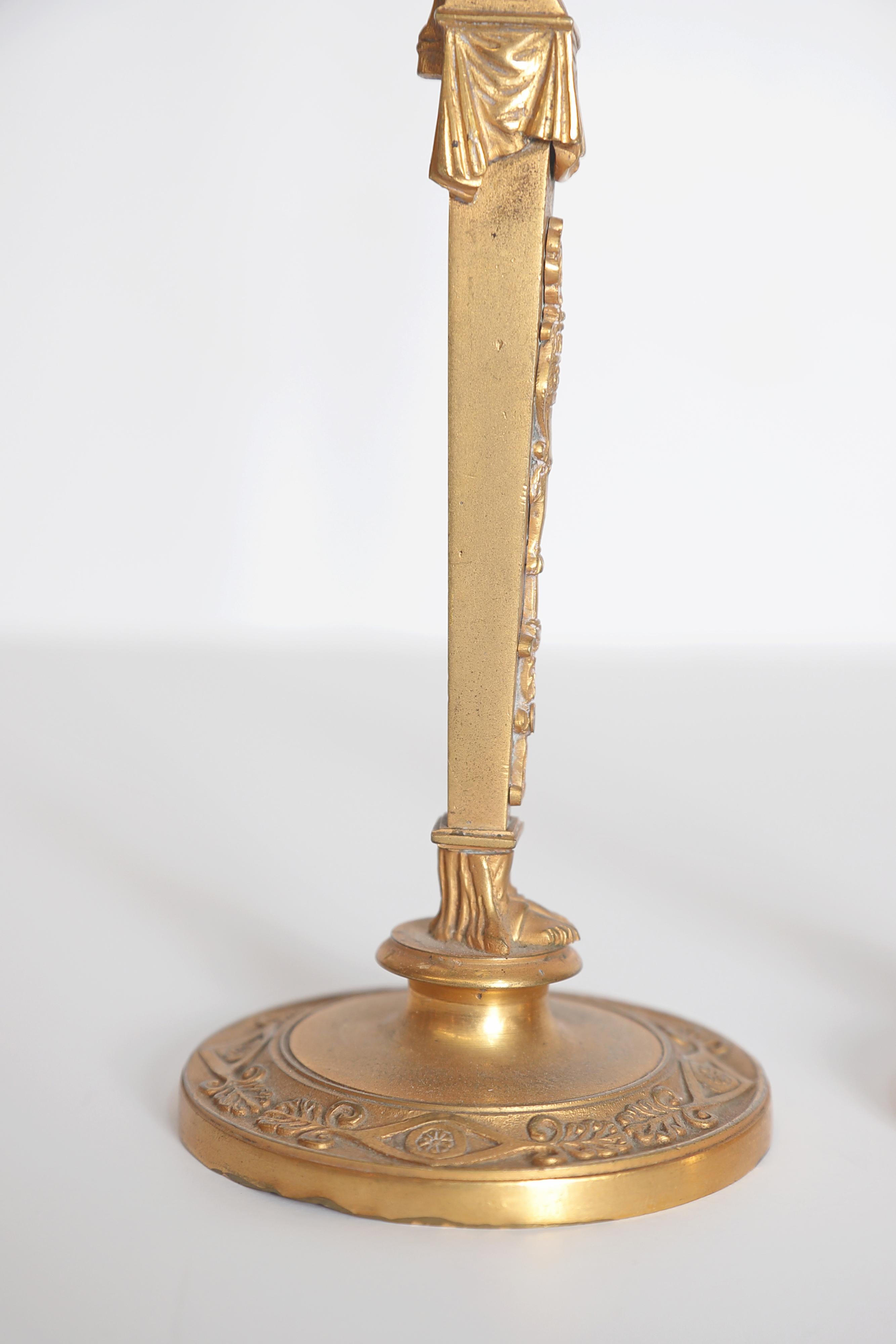 Paar vergoldete Regency-Bronze-Leuchter im ägyptischen Geschmack im Angebot 3