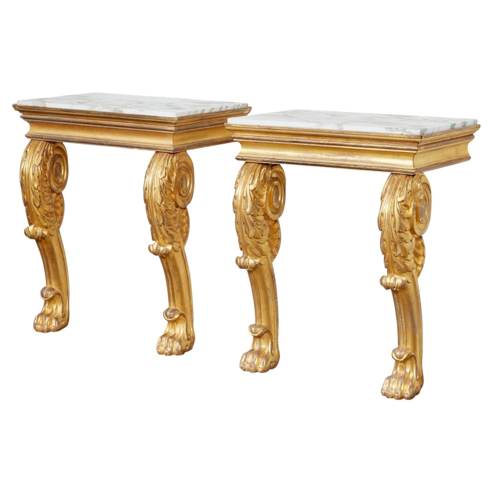 Paire de tables console en bois doré de style Régence avec patte de lion en vente