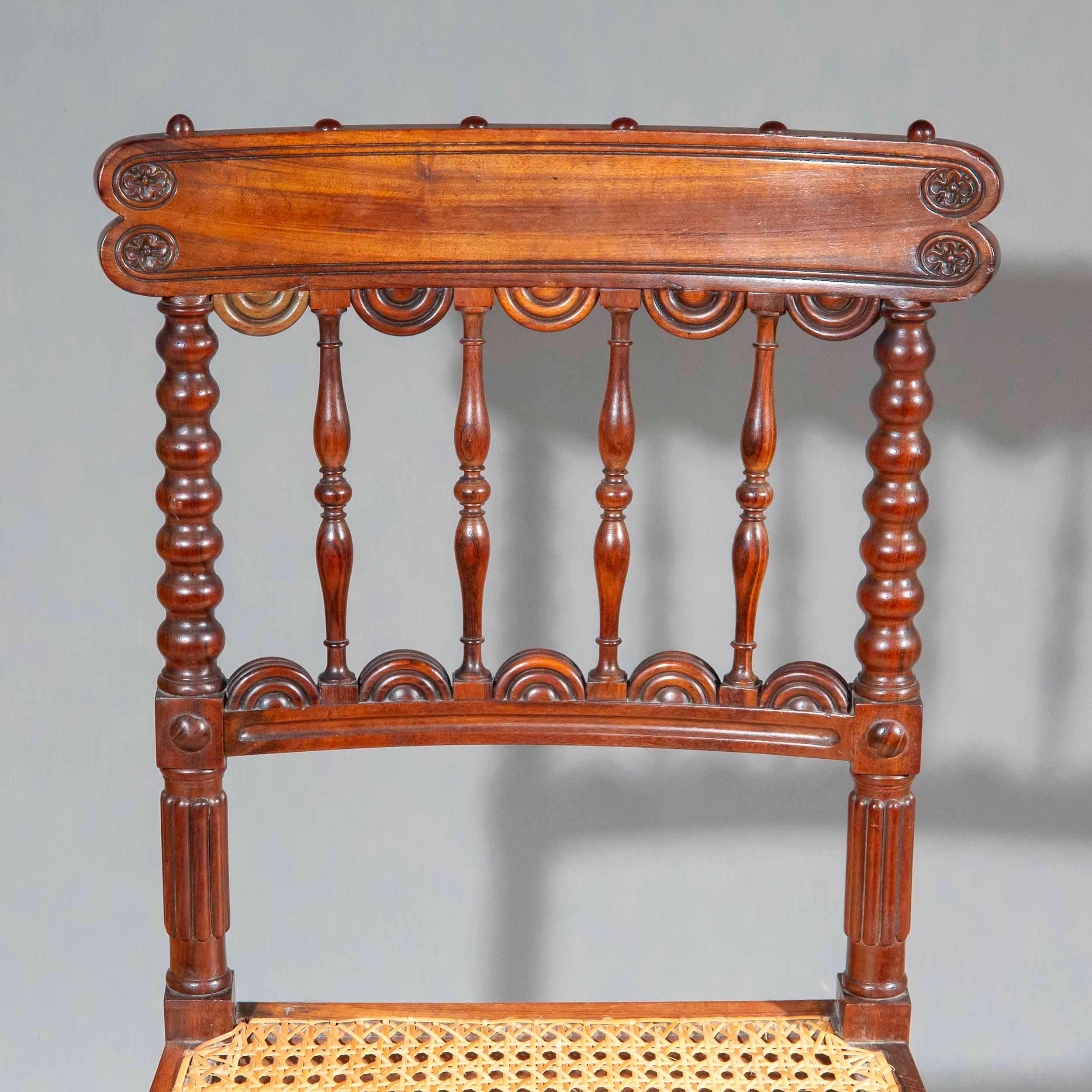 Paire de chaises latérales Gonçalo Alves d'époque Régence à assise cannée, à la manière de Gillows of Lancaster and London. Origine britannique, vers 1825.

Pourquoi nous les aimons

Très chic. Le bois exotique, les sièges cannelés et la décoration