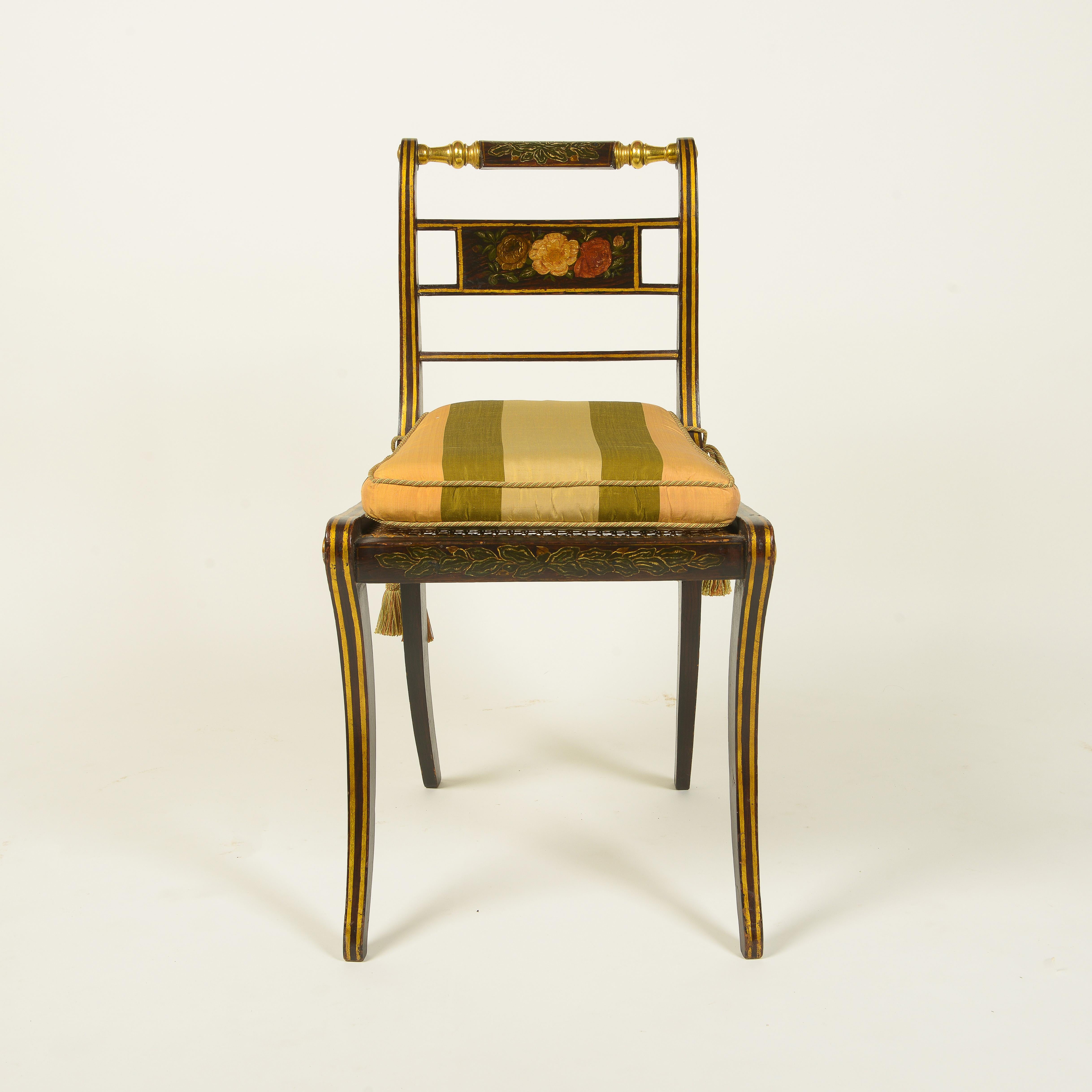 Paar gemaserte und vergoldete Beistellstühle aus der Regency-Zeit (Britisch) im Angebot