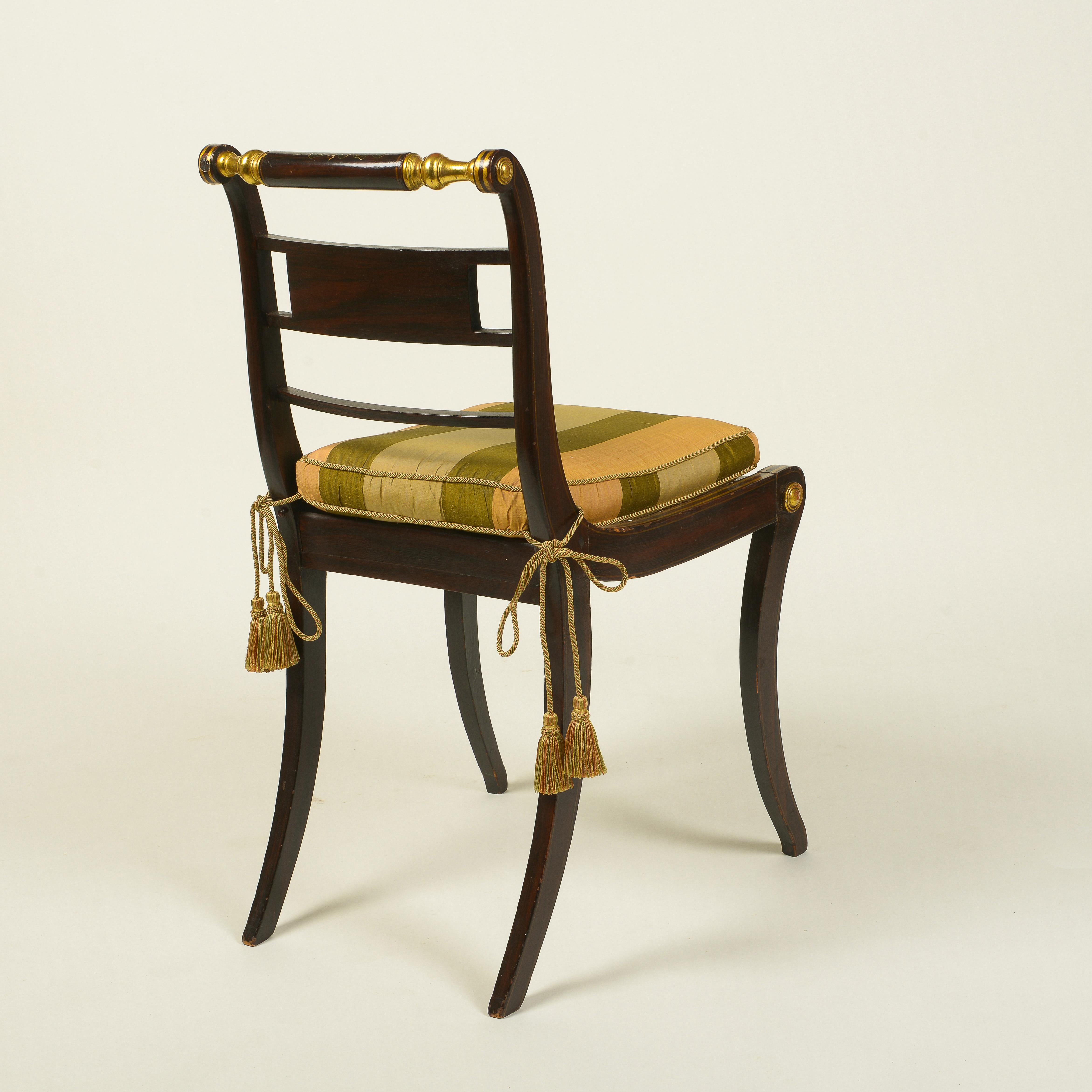 Paar gemaserte und vergoldete Beistellstühle aus der Regency-Zeit (Frühes 19. Jahrhundert) im Angebot