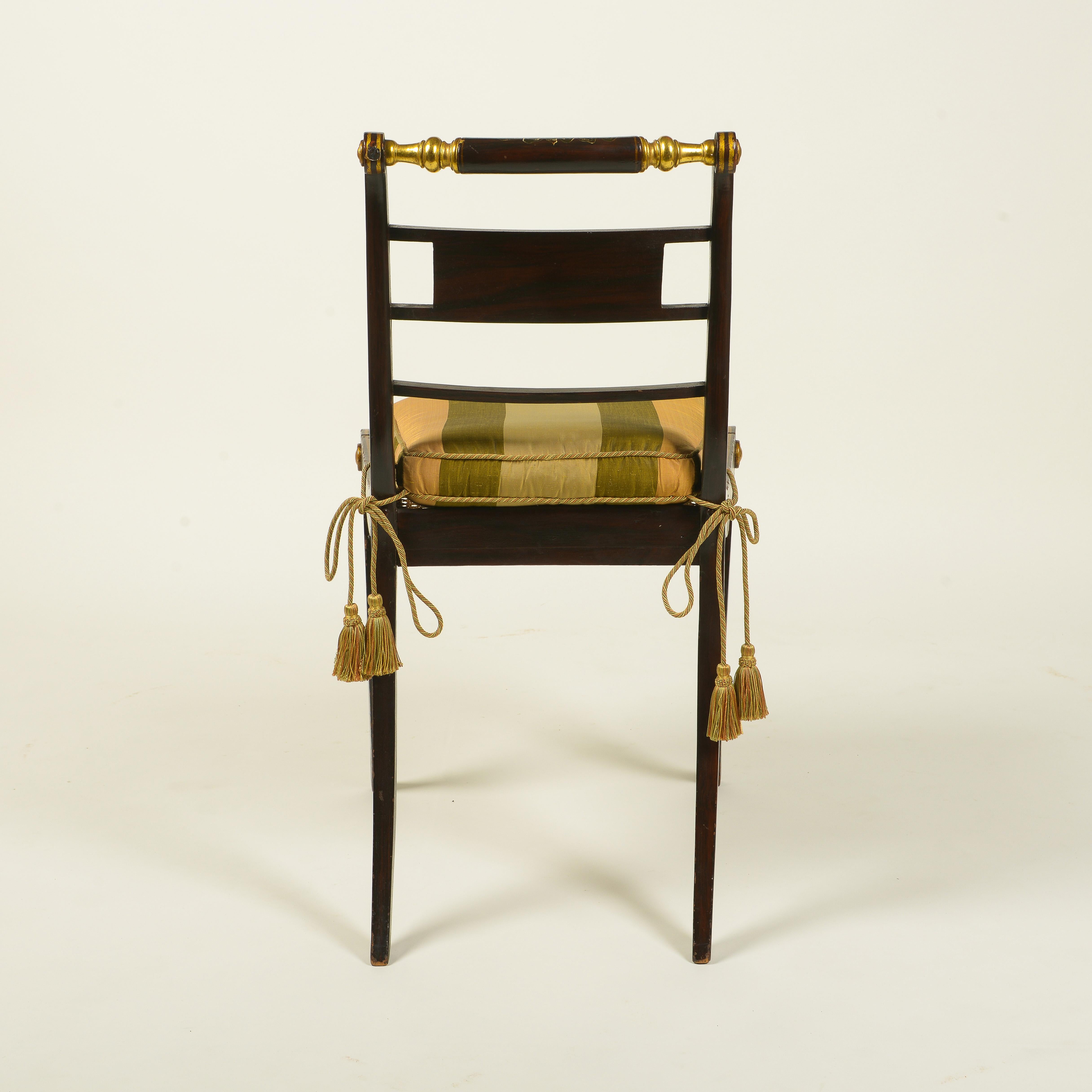 Paar gemaserte und vergoldete Beistellstühle aus der Regency-Zeit (Holz) im Angebot