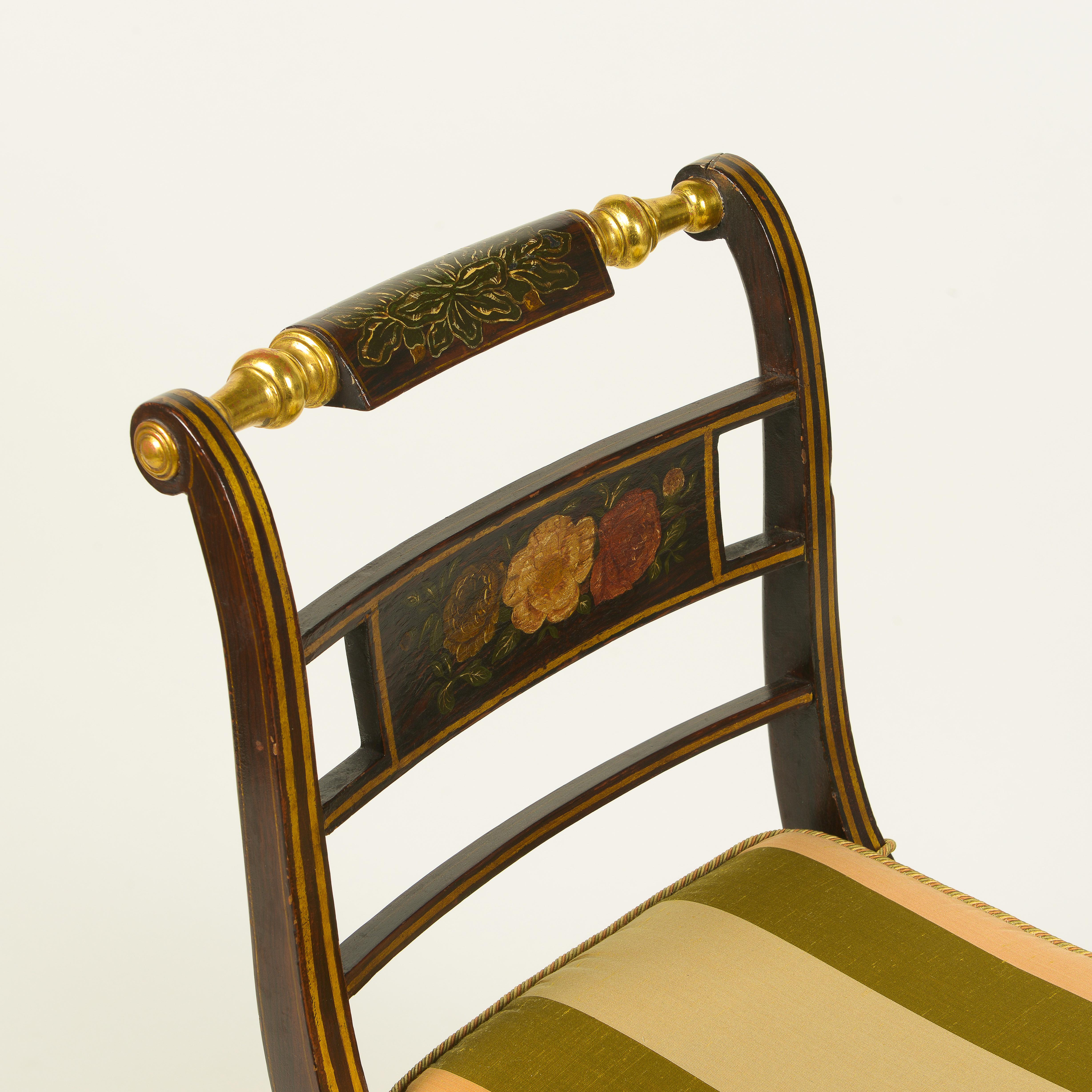 Paar gemaserte und vergoldete Beistellstühle aus der Regency-Zeit im Angebot 1