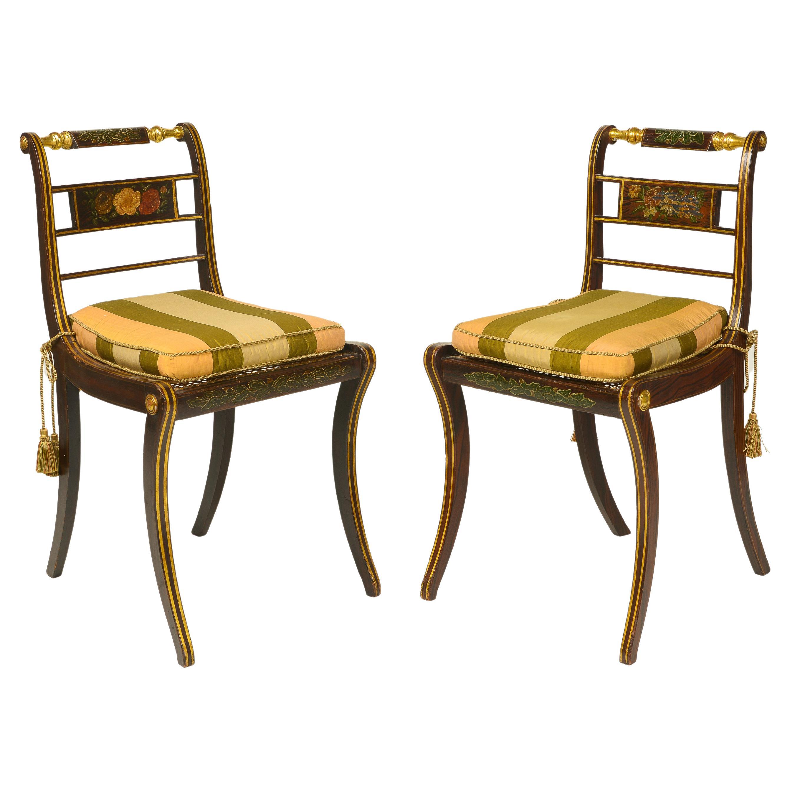 Paire de chaises d'appoint de style Régence, en bois grainé et doré