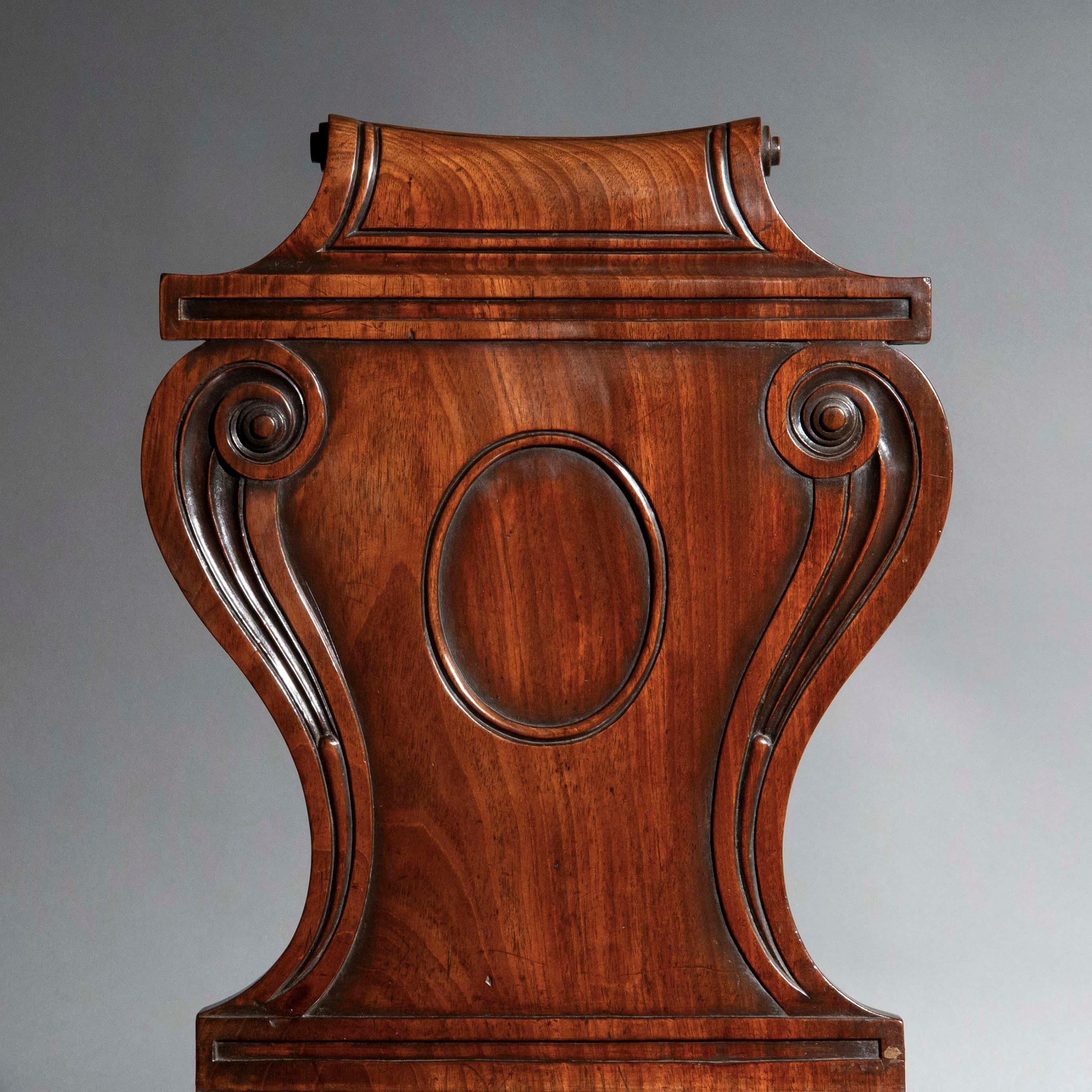 Une belle paire de chaises de salle de la période Regency, attribuée à Thomas Banting et William France.
Angleterre, vers 1820.

Pourquoi nous les aimons
Ces chaises d'apparat de qualité présentent des dossiers à cartouches particulièrement élégants
