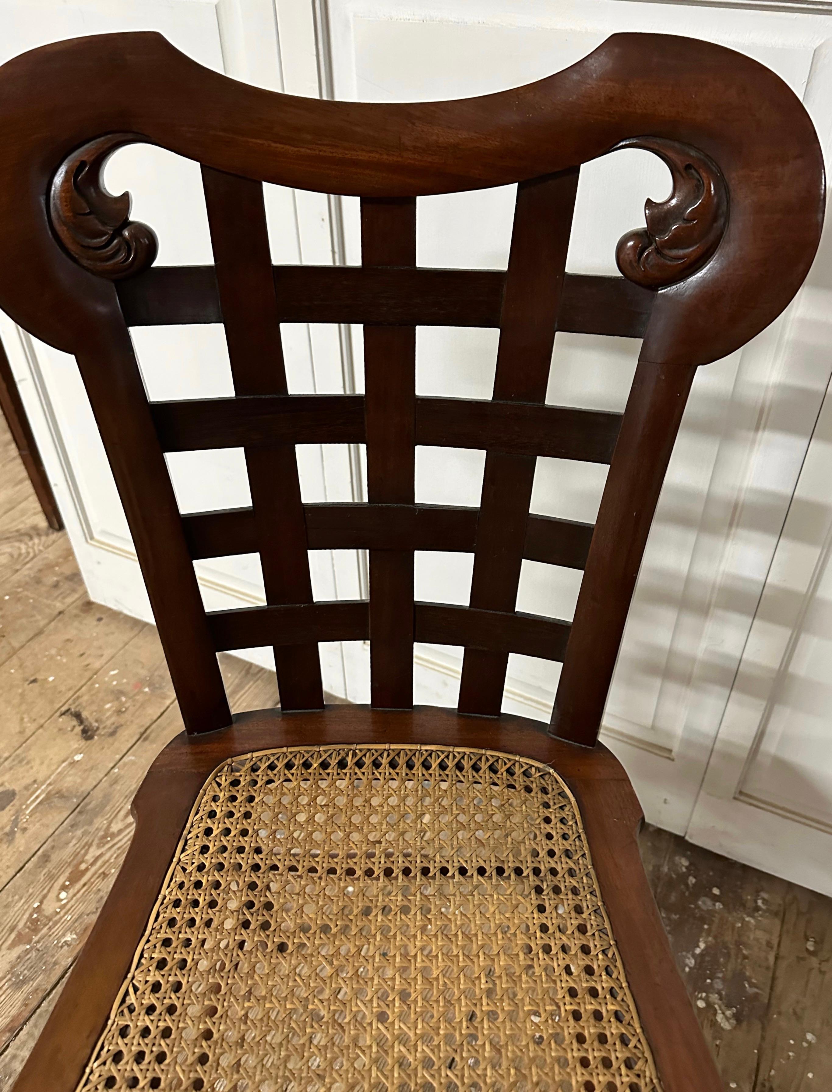 20ième siècle Paire de chaises d'appoint d'inspiration Régence avec sièges cannés en vente