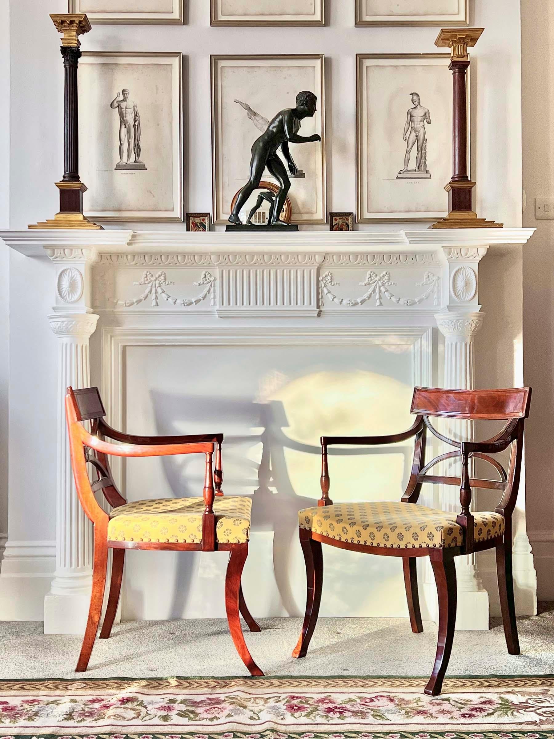 Paar Klismos-Stühle im Regency-Stil, Gillows zugeschrieben, frühes 19. Jahrhundert (Poliert) im Angebot