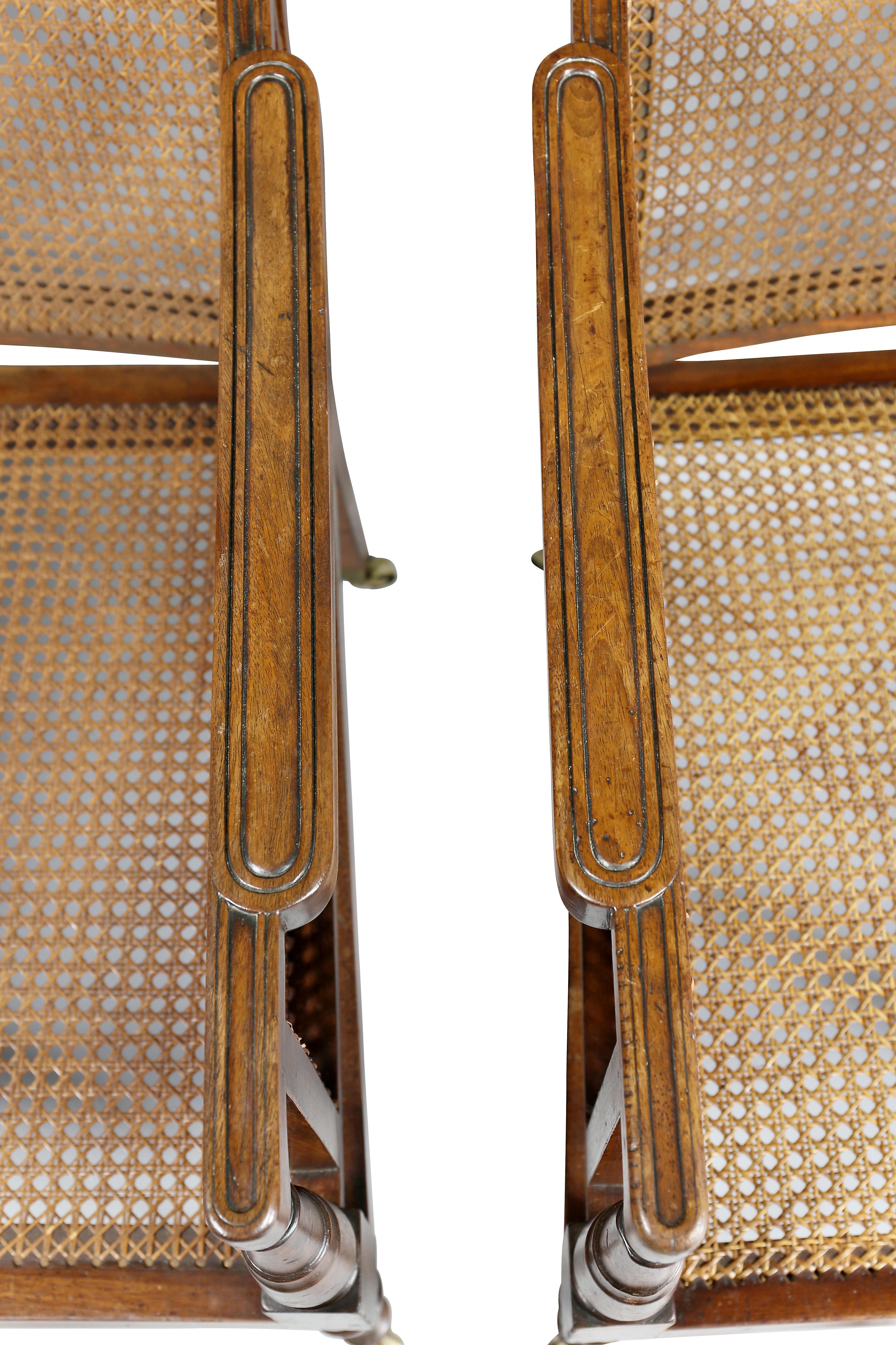 Ein Paar Regency-Sessel aus Mahagoni und Rohrgeflecht (19. Jahrhundert)
