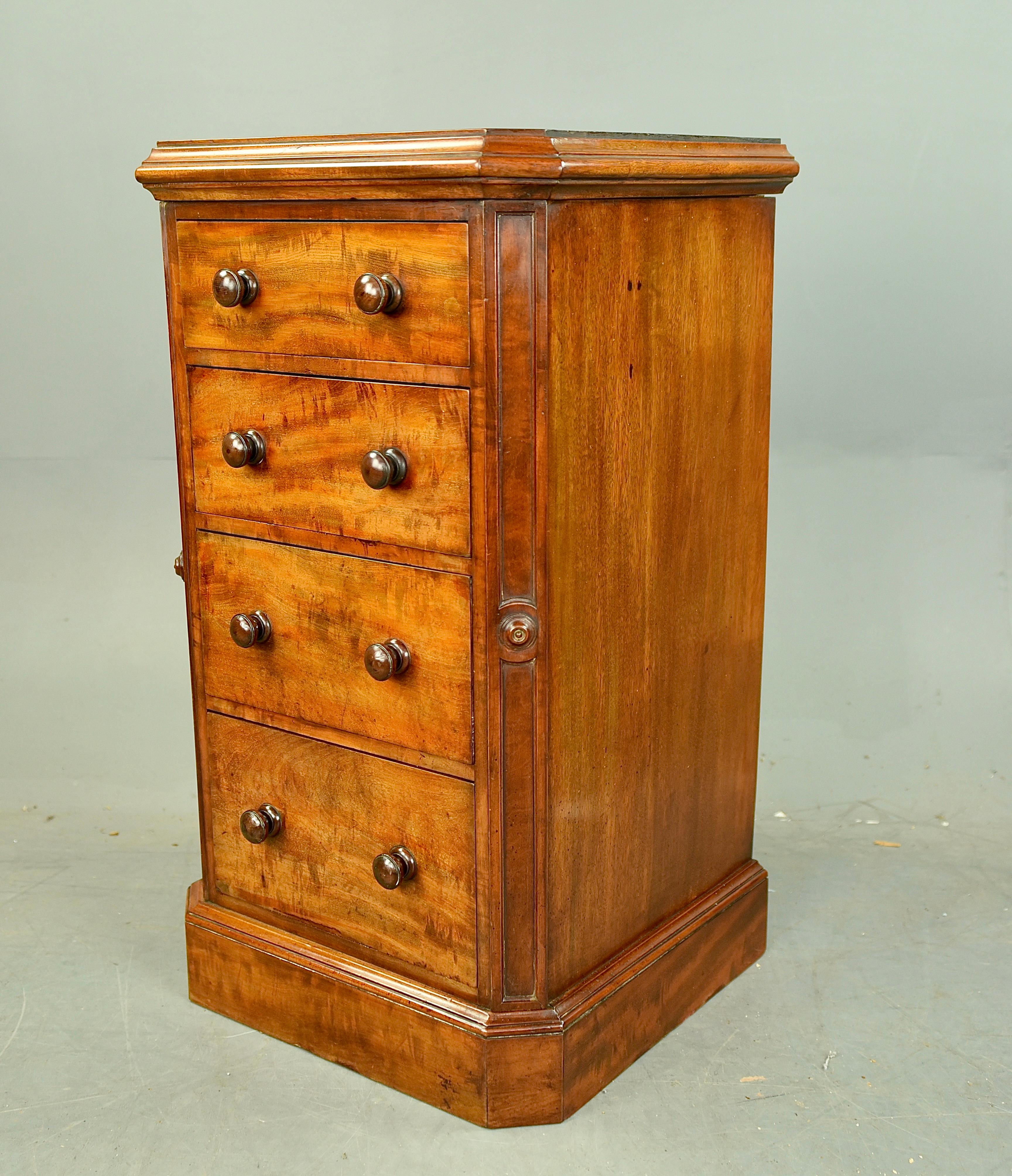 Mid-19th Century Pair of Regency mahogany bedside chests of drawers/ commodes