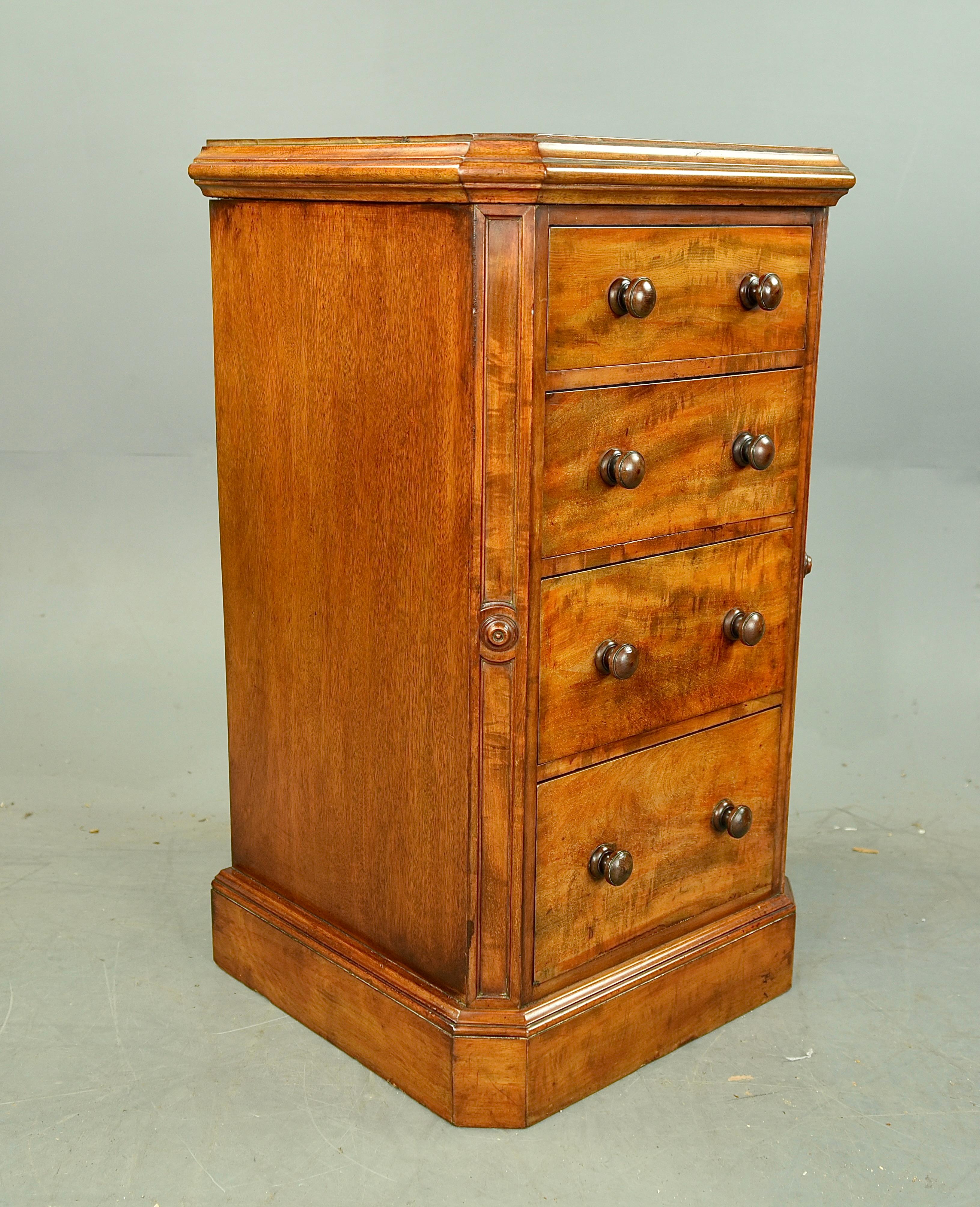 Mahogany Pair of Regency mahogany bedside chests of drawers/ commodes For Sale