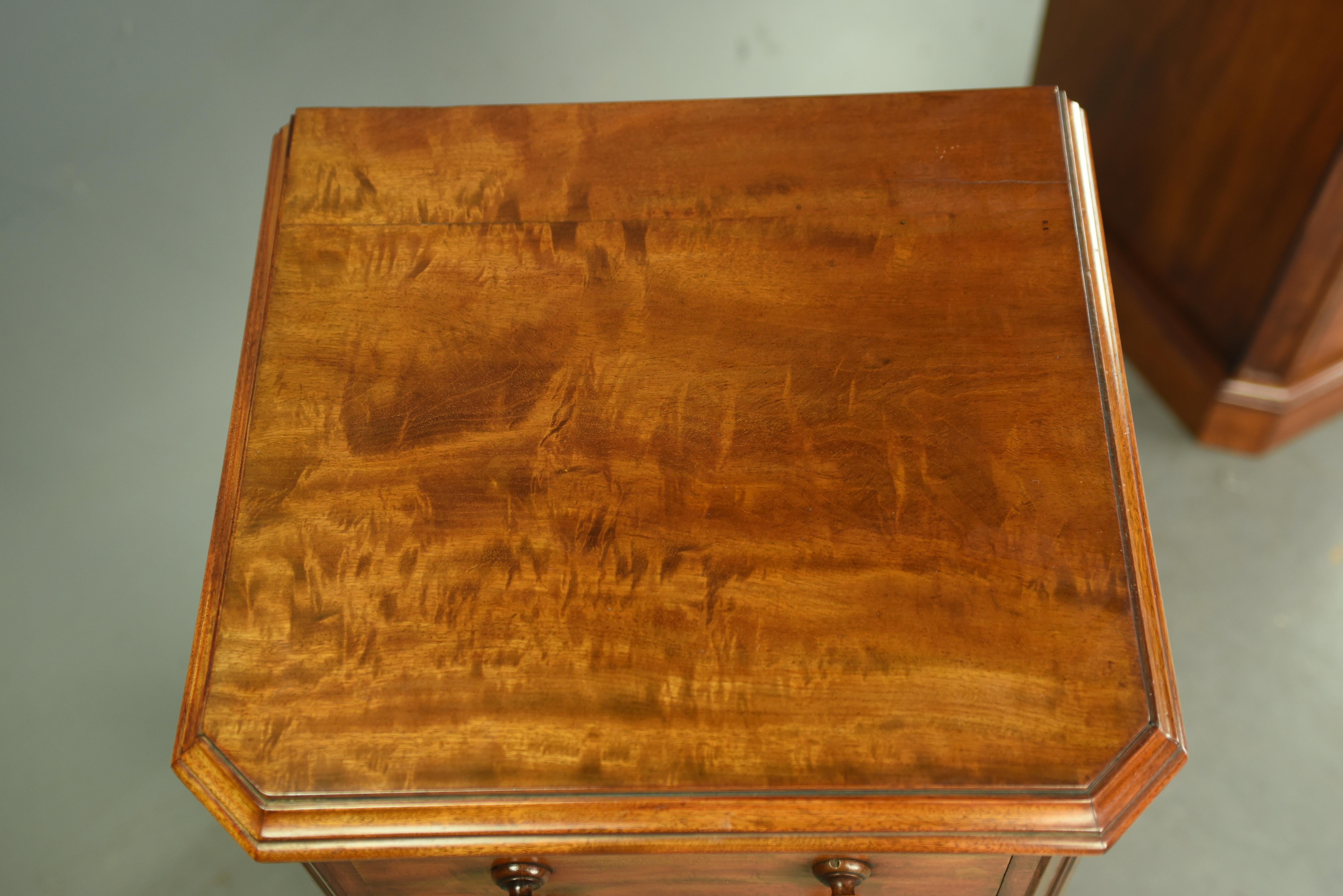 Pair of Regency mahogany bedside chests of drawers/ commodes 2