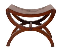 Coppia di panche a forma di curule in mogano della Reggenza