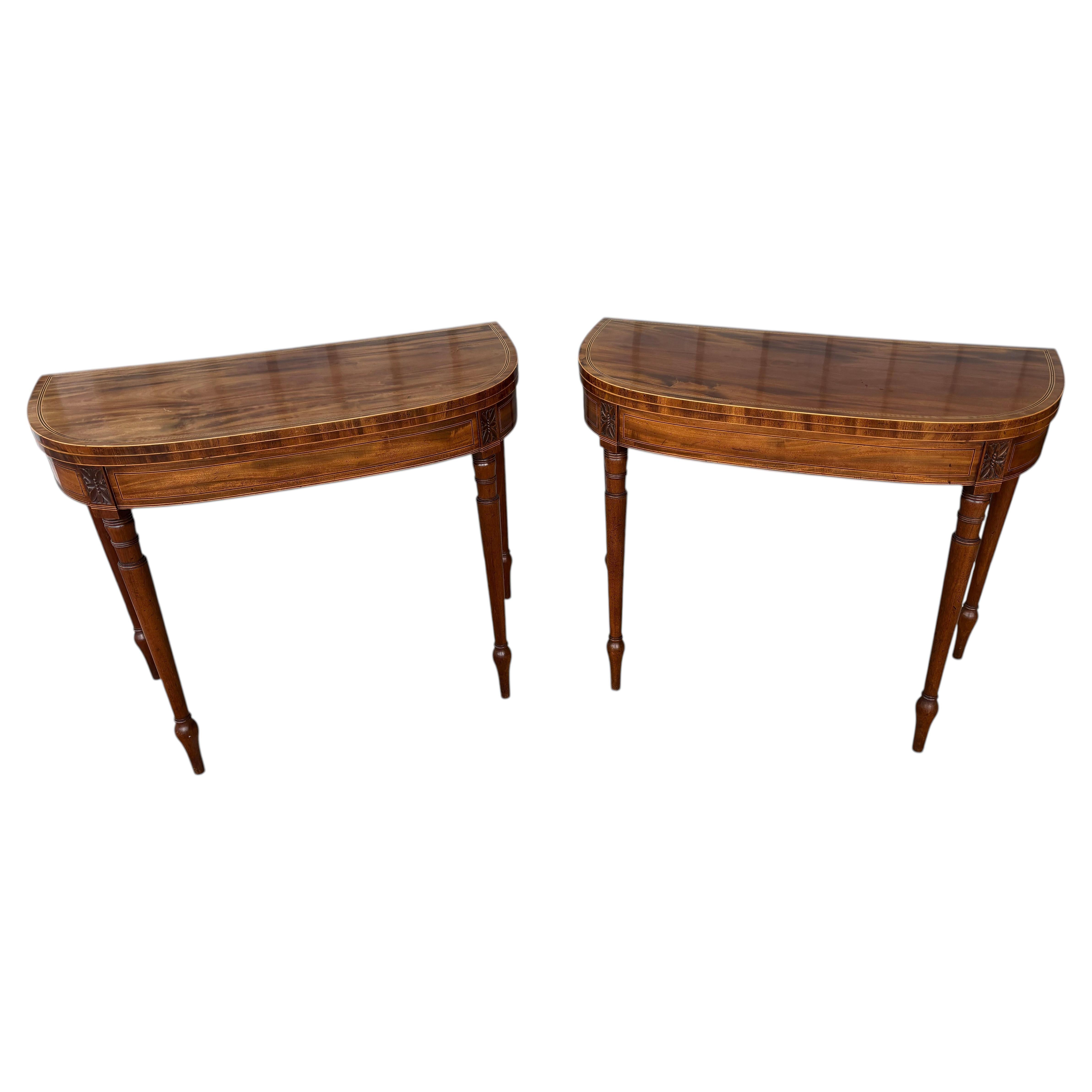 Paire de tables de jeux en acajou de style Régence