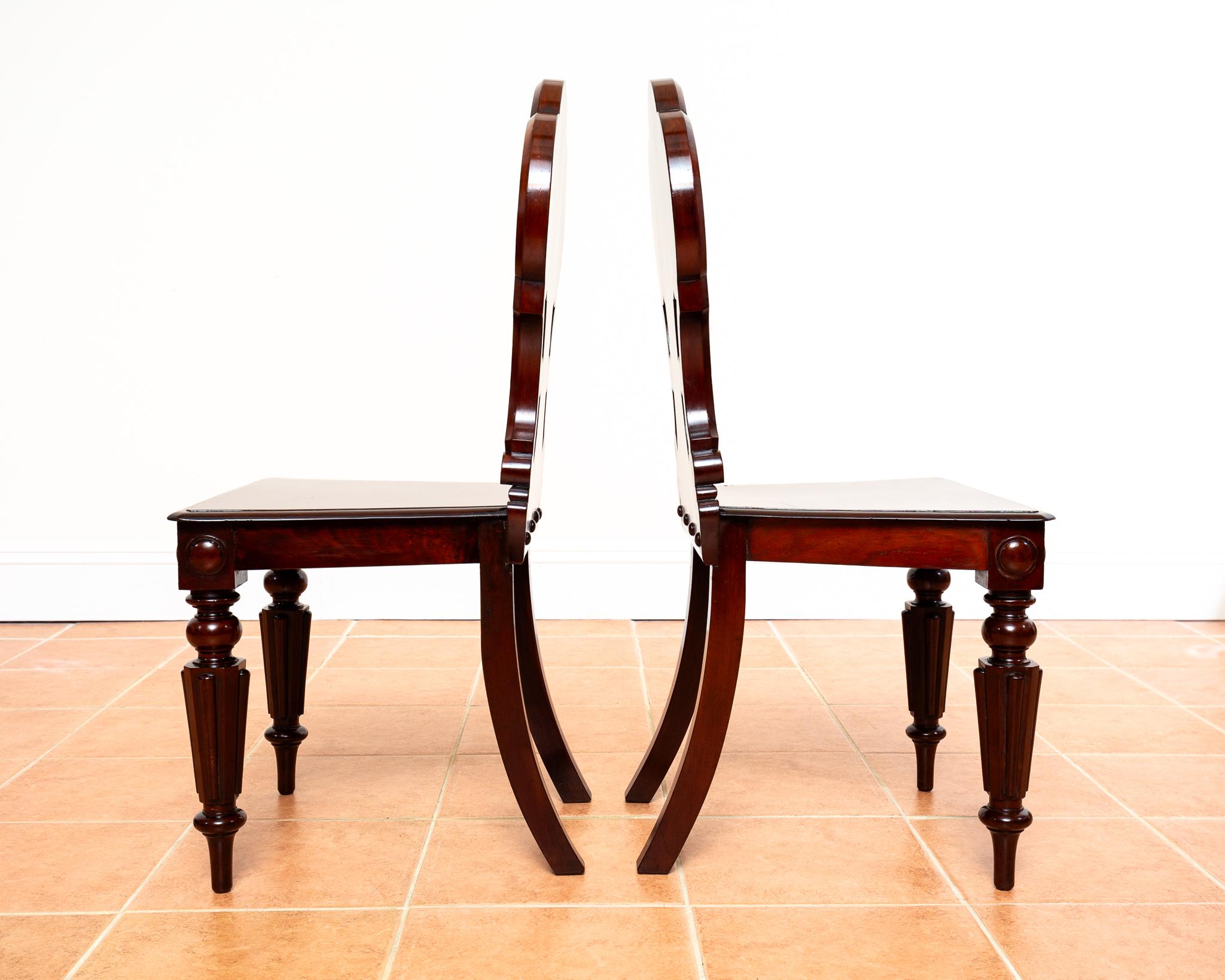 Paar Regency-Mahagoni-Hallenstühle aus der Regency-Zeit 1810 Gillows Of Lancaster Country House (Handgeschnitzt) im Angebot