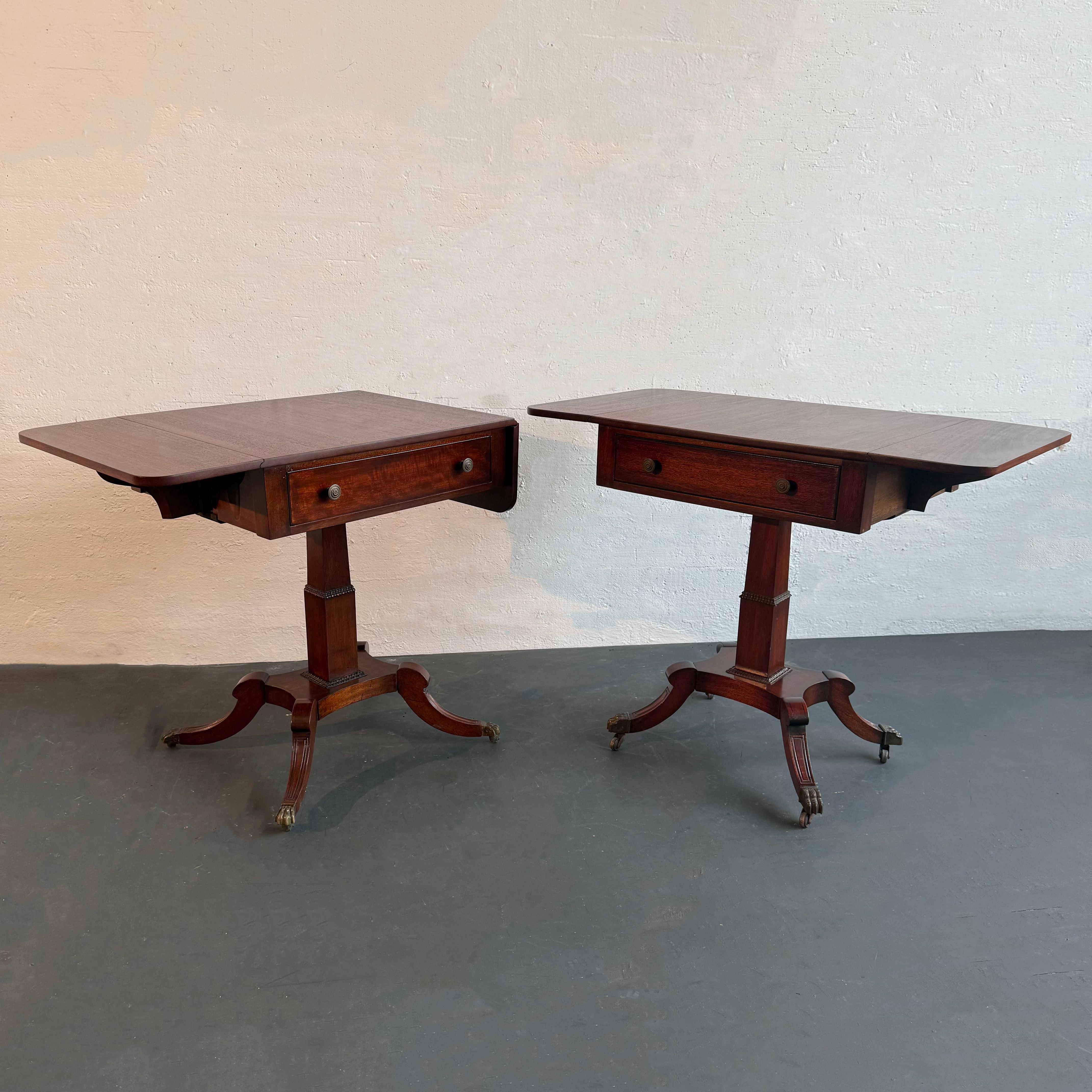 Pareja de mesas auxiliares Pembroke de caoba de la Regencia Estadounidense en venta