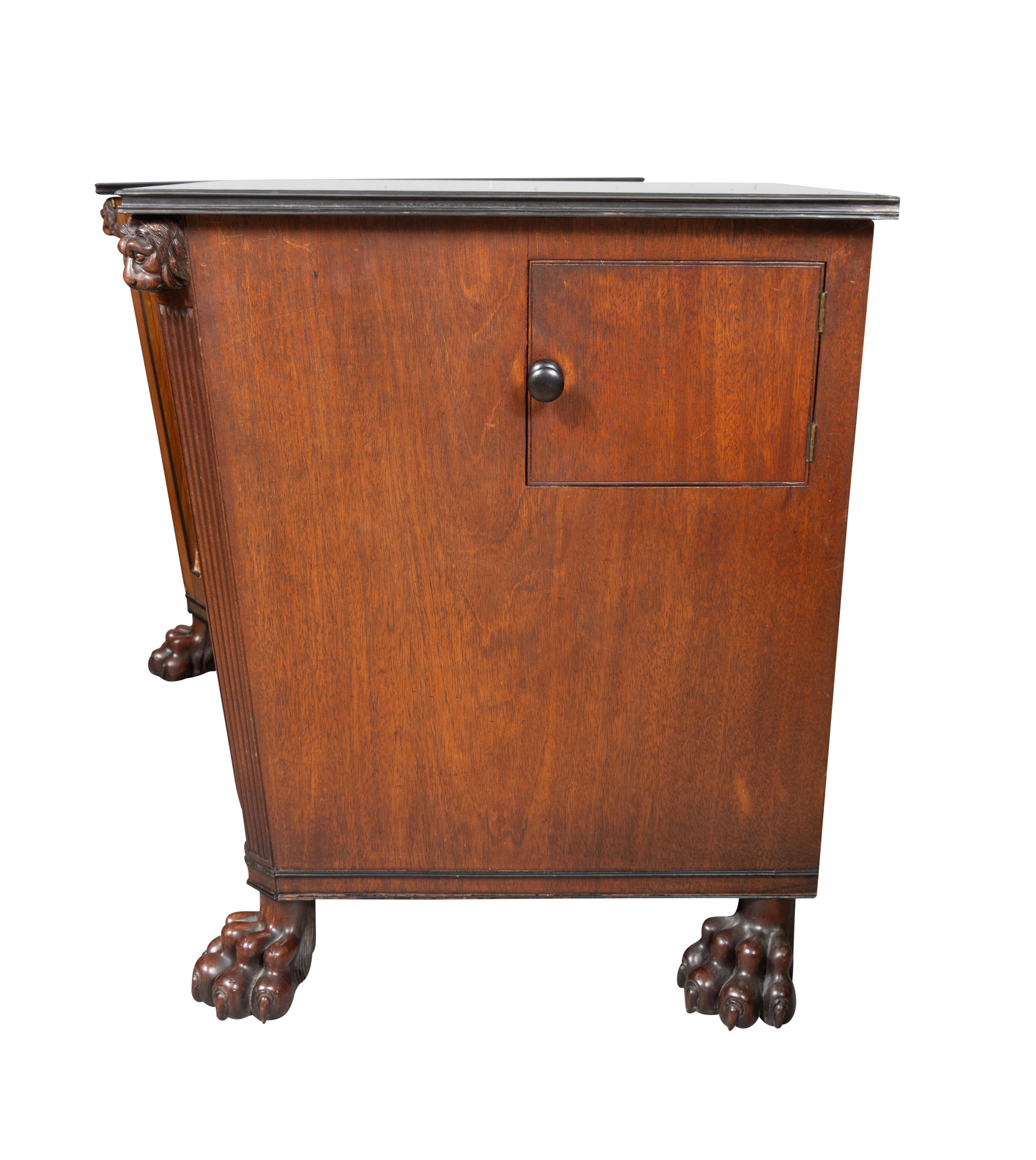 Paar Regency Mahagoni Beistellschränke im Angebot 5