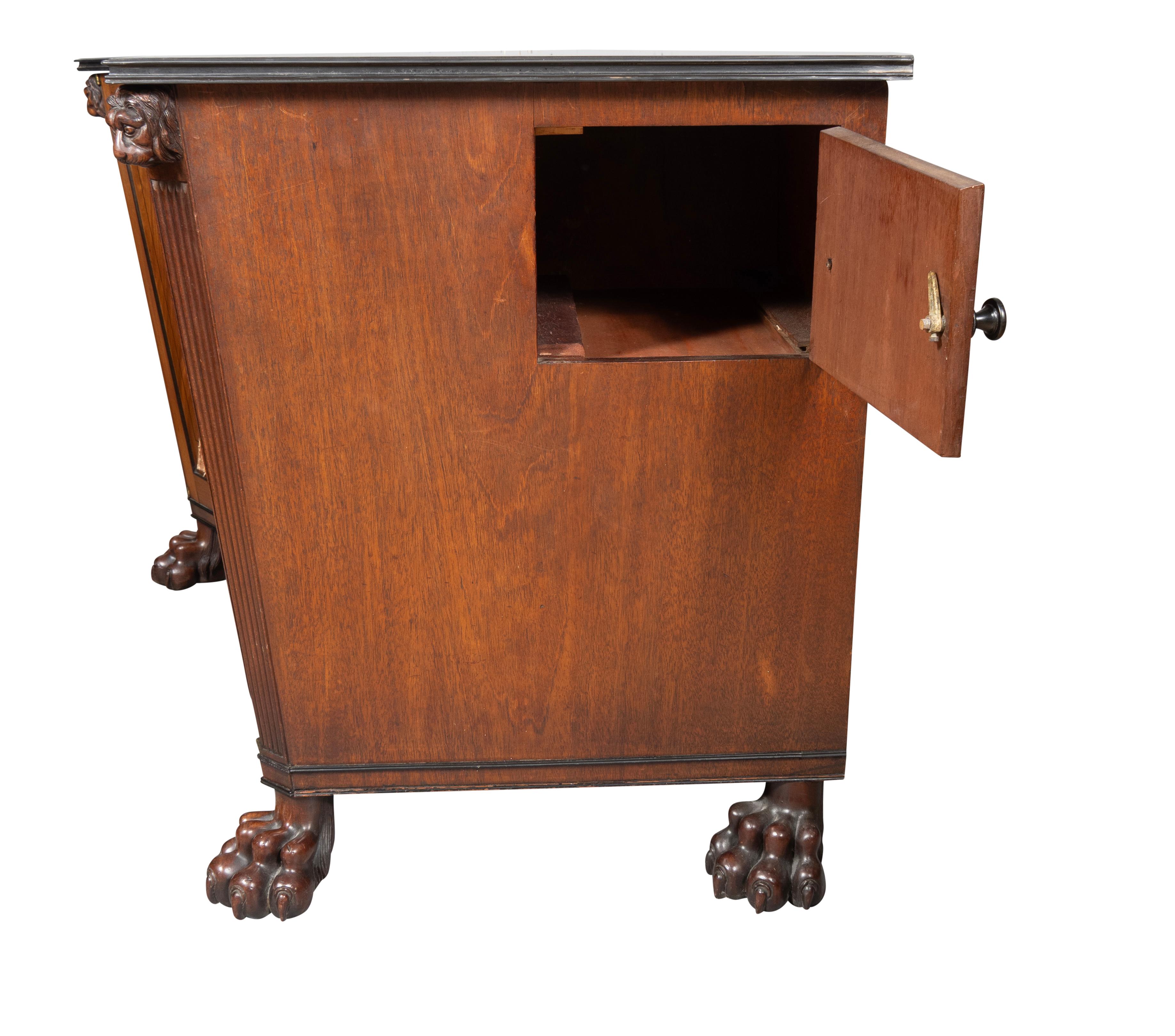 Paar Regency Mahagoni Beistellschränke im Angebot 6