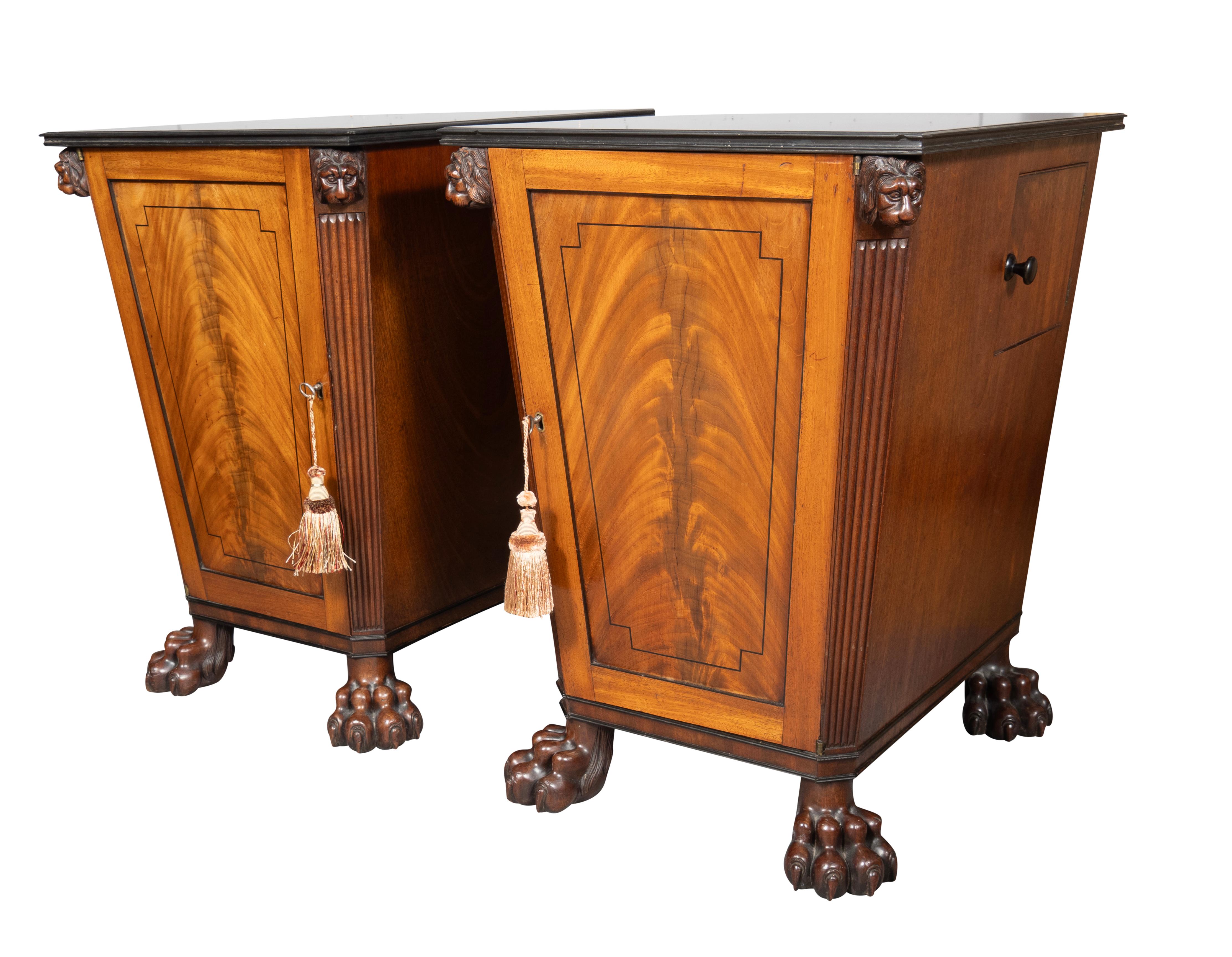 Paar Regency Mahagoni Beistellschränke (19. Jahrhundert) im Angebot