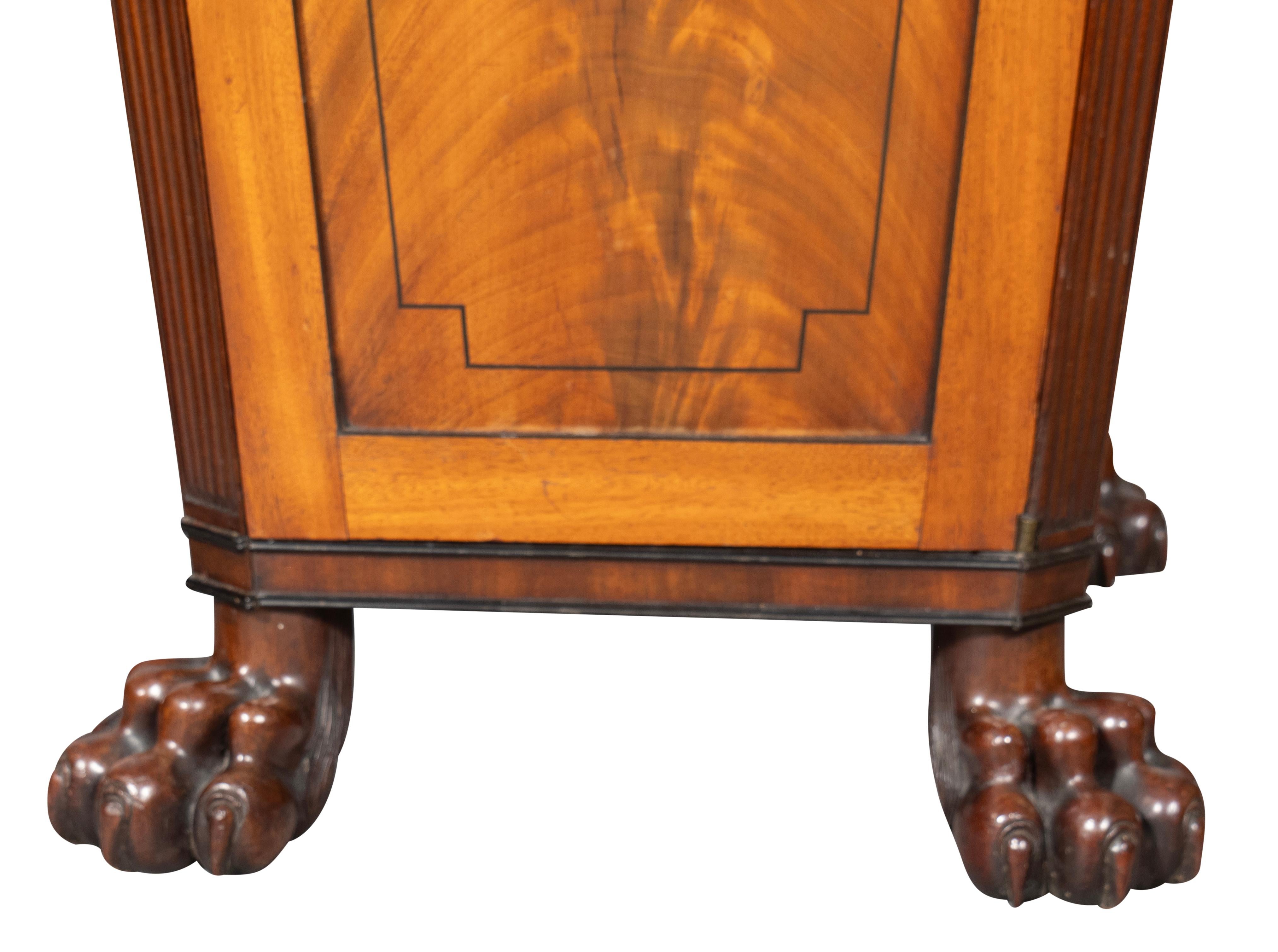 Paar Regency Mahagoni Beistellschränke im Angebot 2