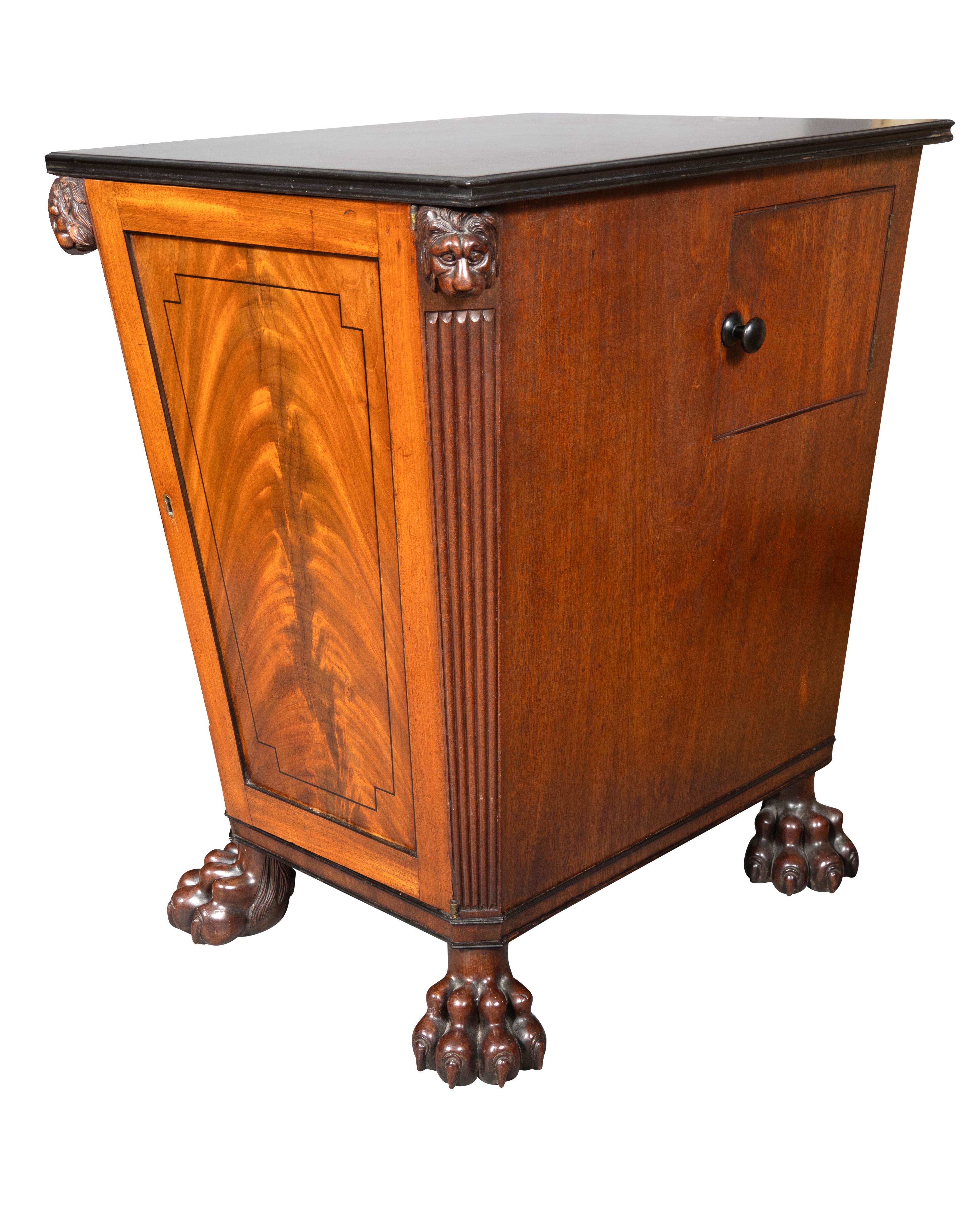 Paar Regency Mahagoni Beistellschränke im Angebot 3