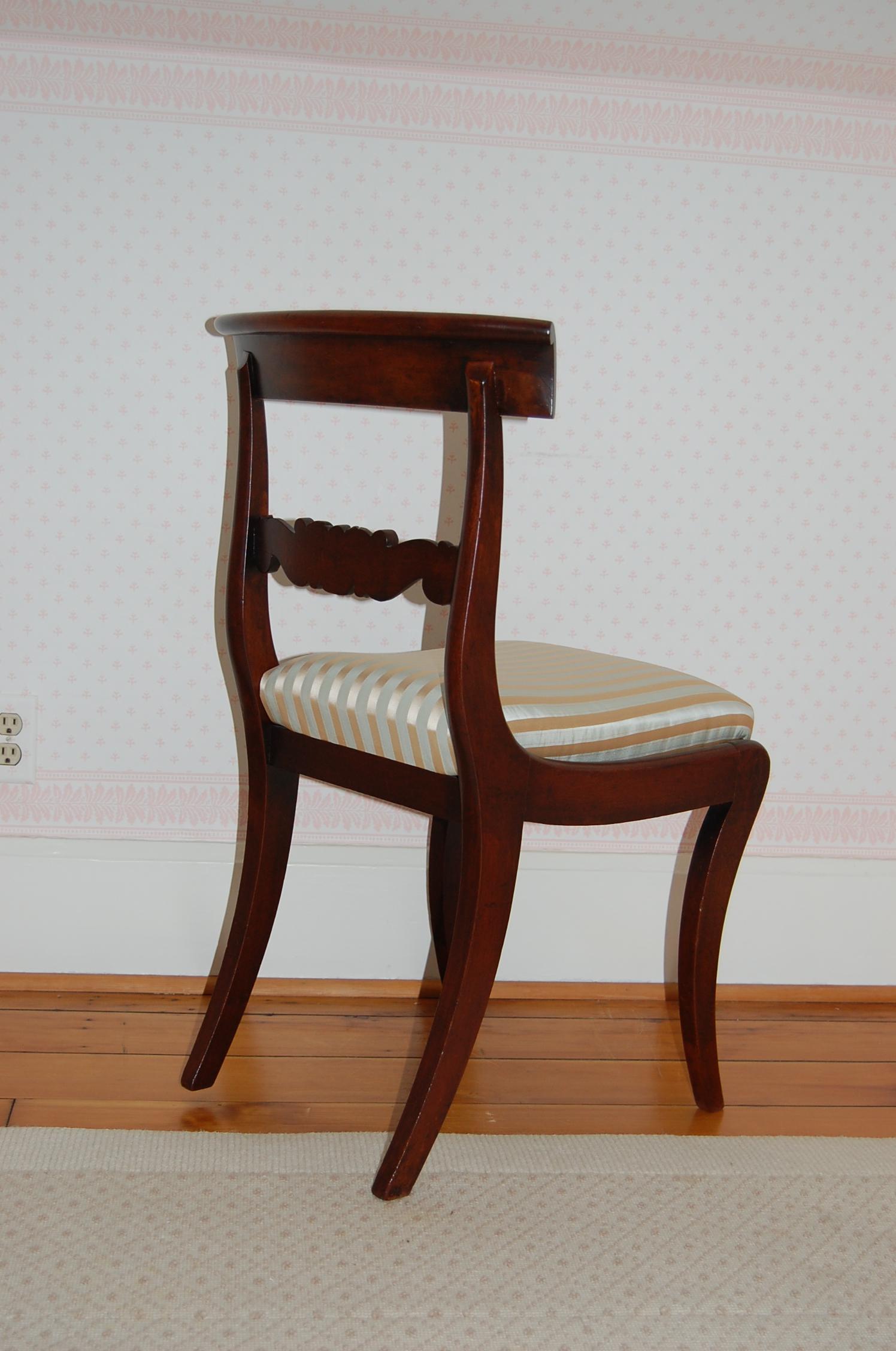 Pair of Regency Mahogany Side Chairs  & New Scalamandre Silk Fabric (Handgeschnitzt)