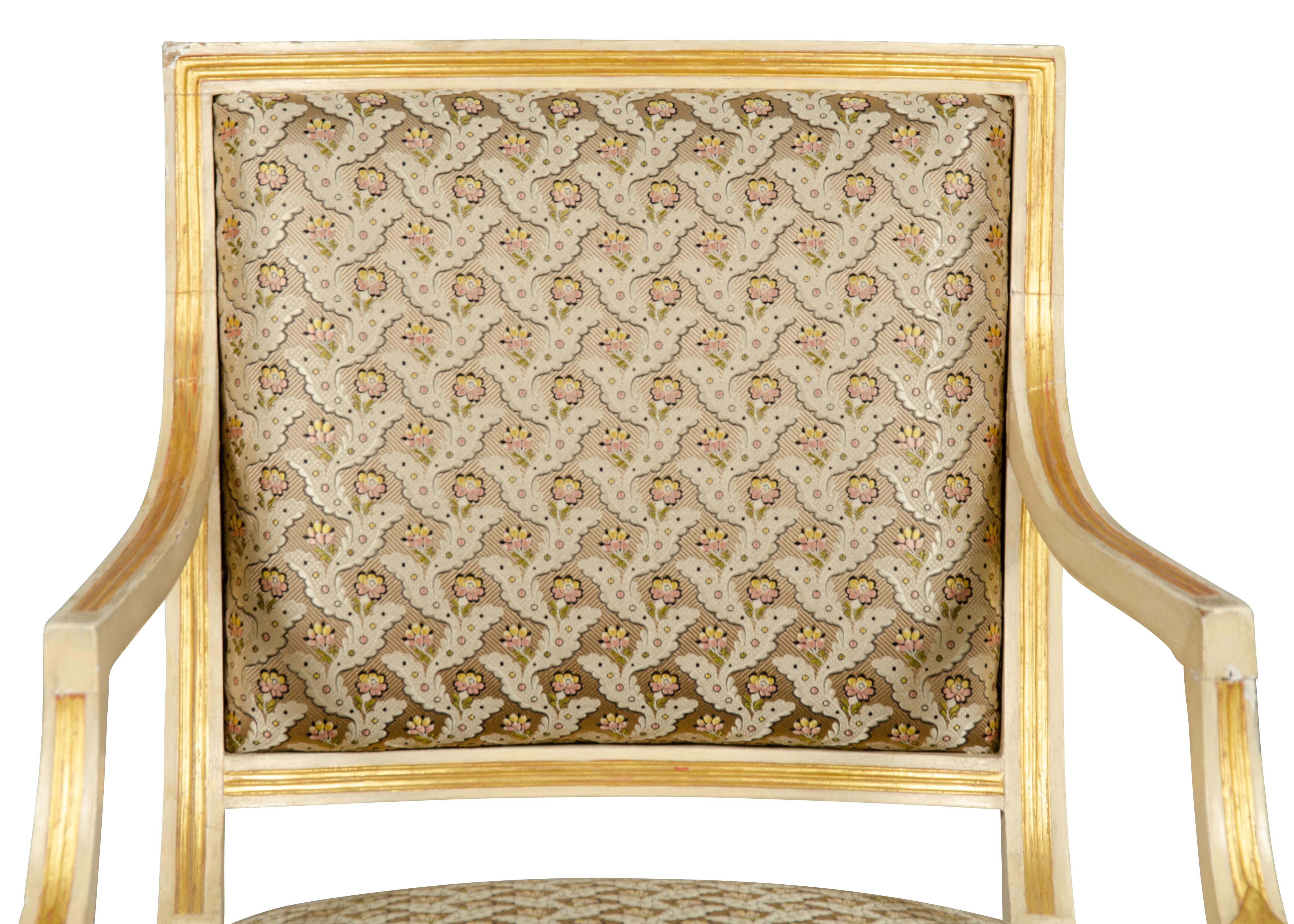 Paire de fauteuils Regency peints et dorés en vente 6