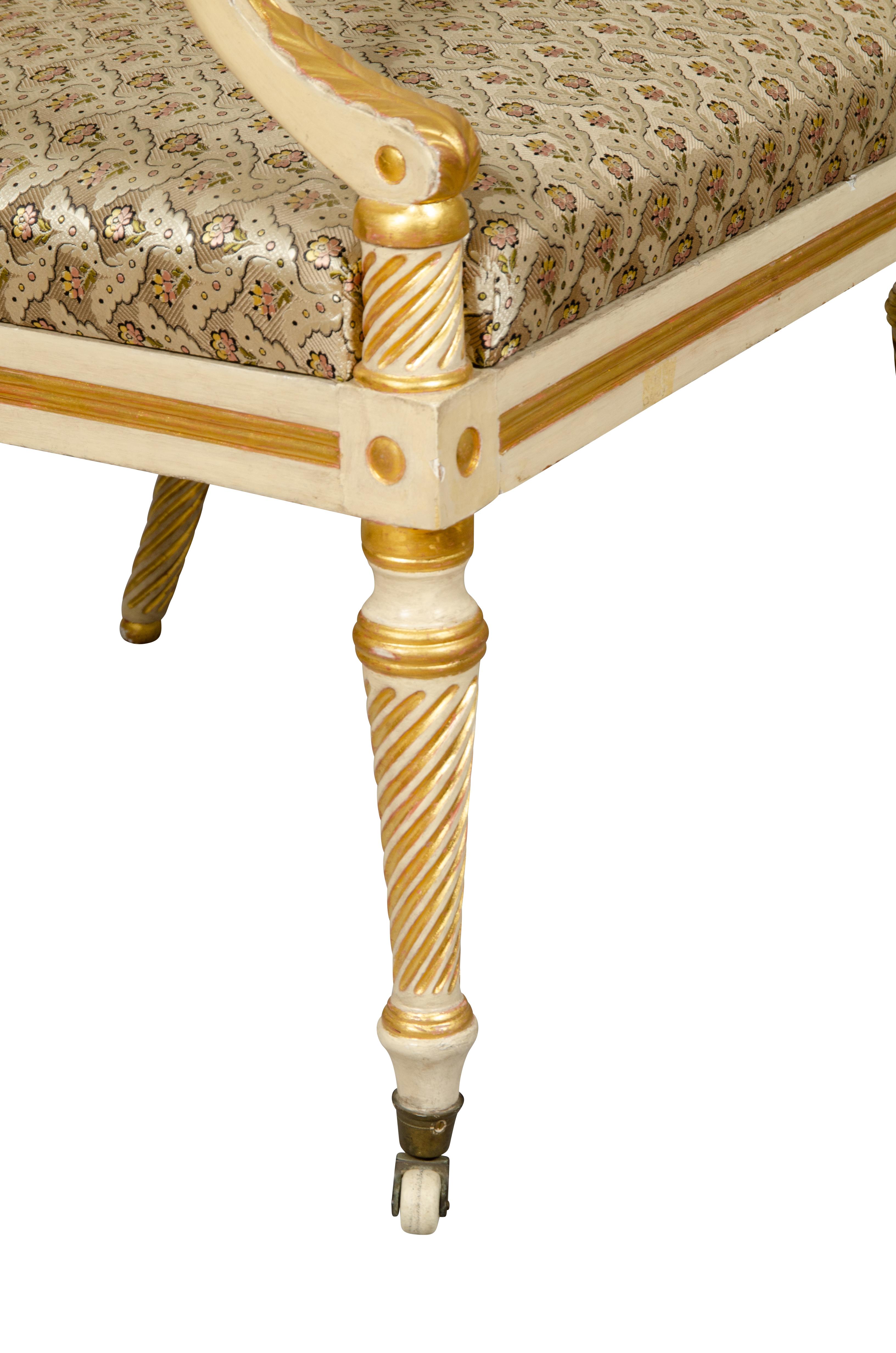 Paire de fauteuils Regency peints et dorés en vente 7