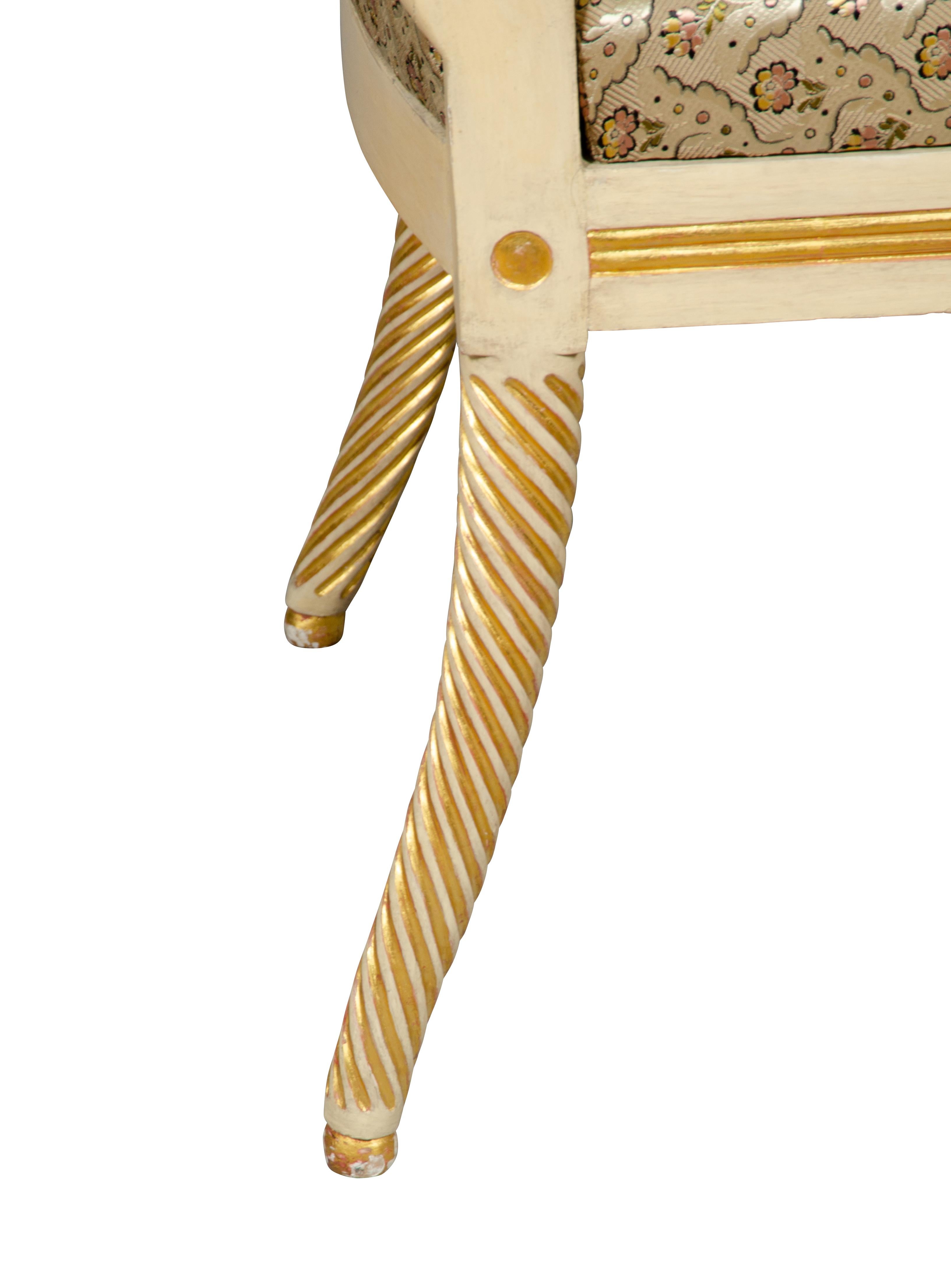 Paire de fauteuils Regency peints et dorés en vente 8