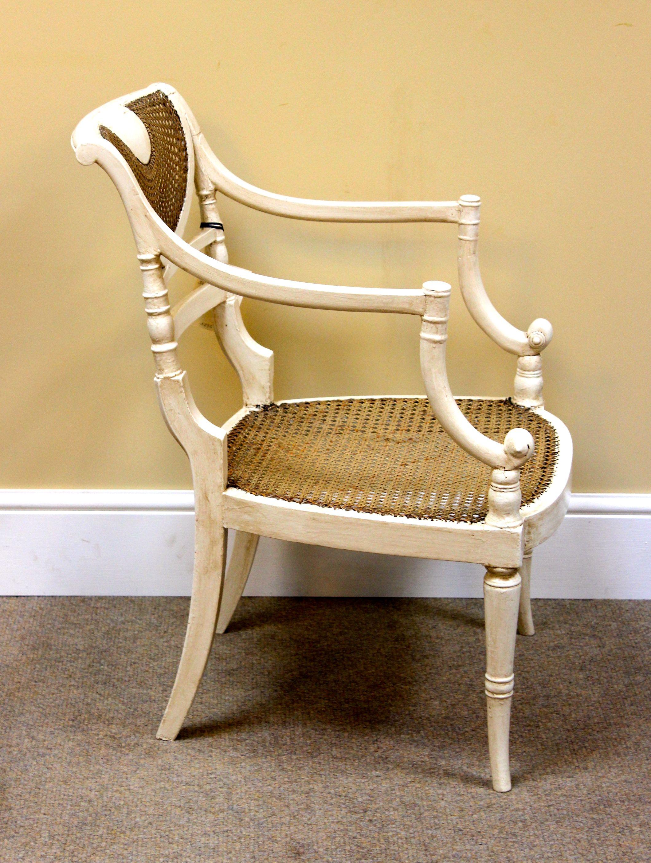 Paar der Regency gemalt Bergere Stühle (Frühes 19. Jahrhundert) im Angebot
